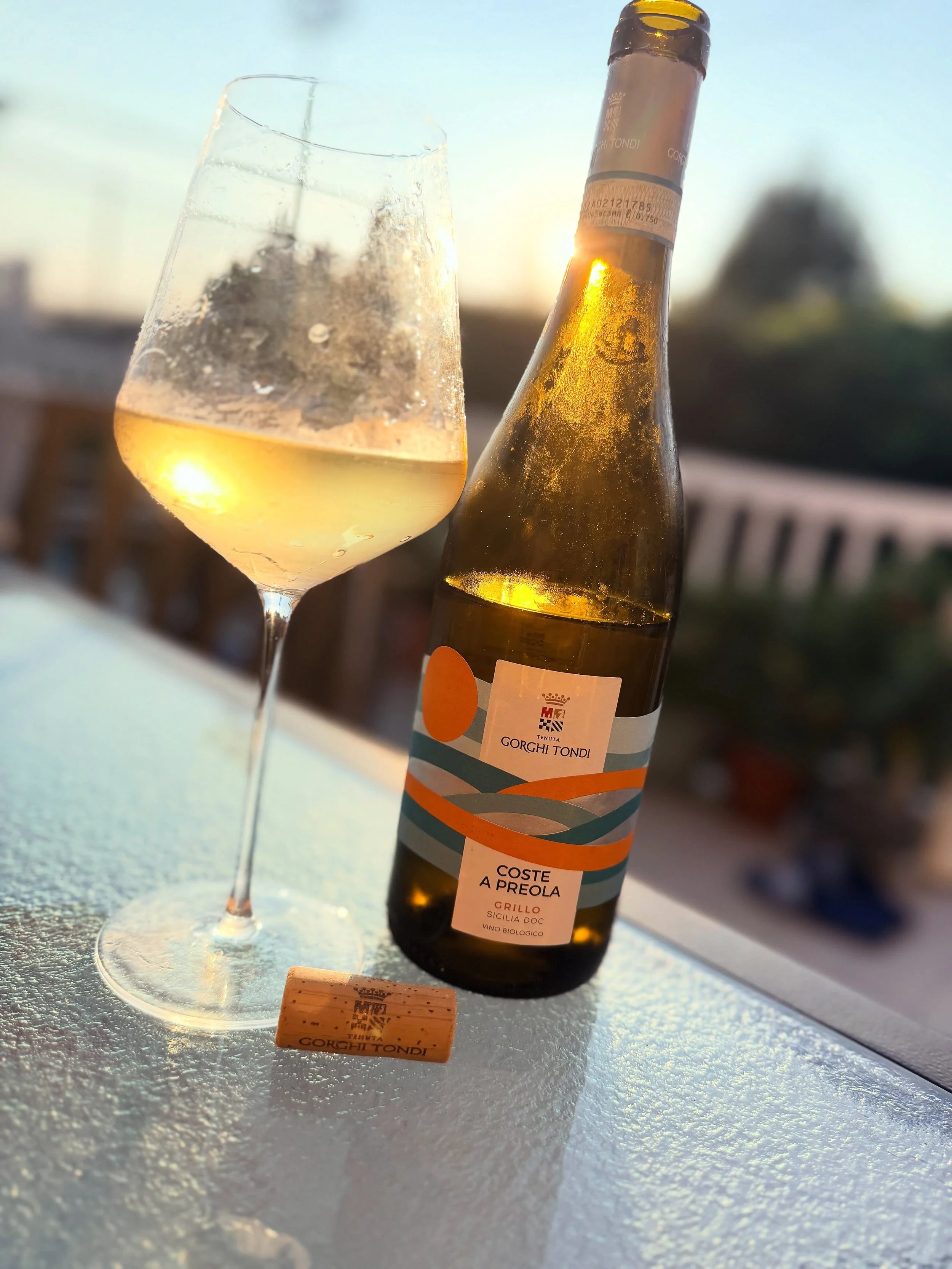 Some wines simply belong to summer. 🥂🇮🇹
This organic Grillo from Tenuta Gorghi Tondi is defined by purity rather than power. Bright citrus, ripe stone fruit and aromatic Mediterranean herbs are lifted by a refreshing saline edge that speaks unmist