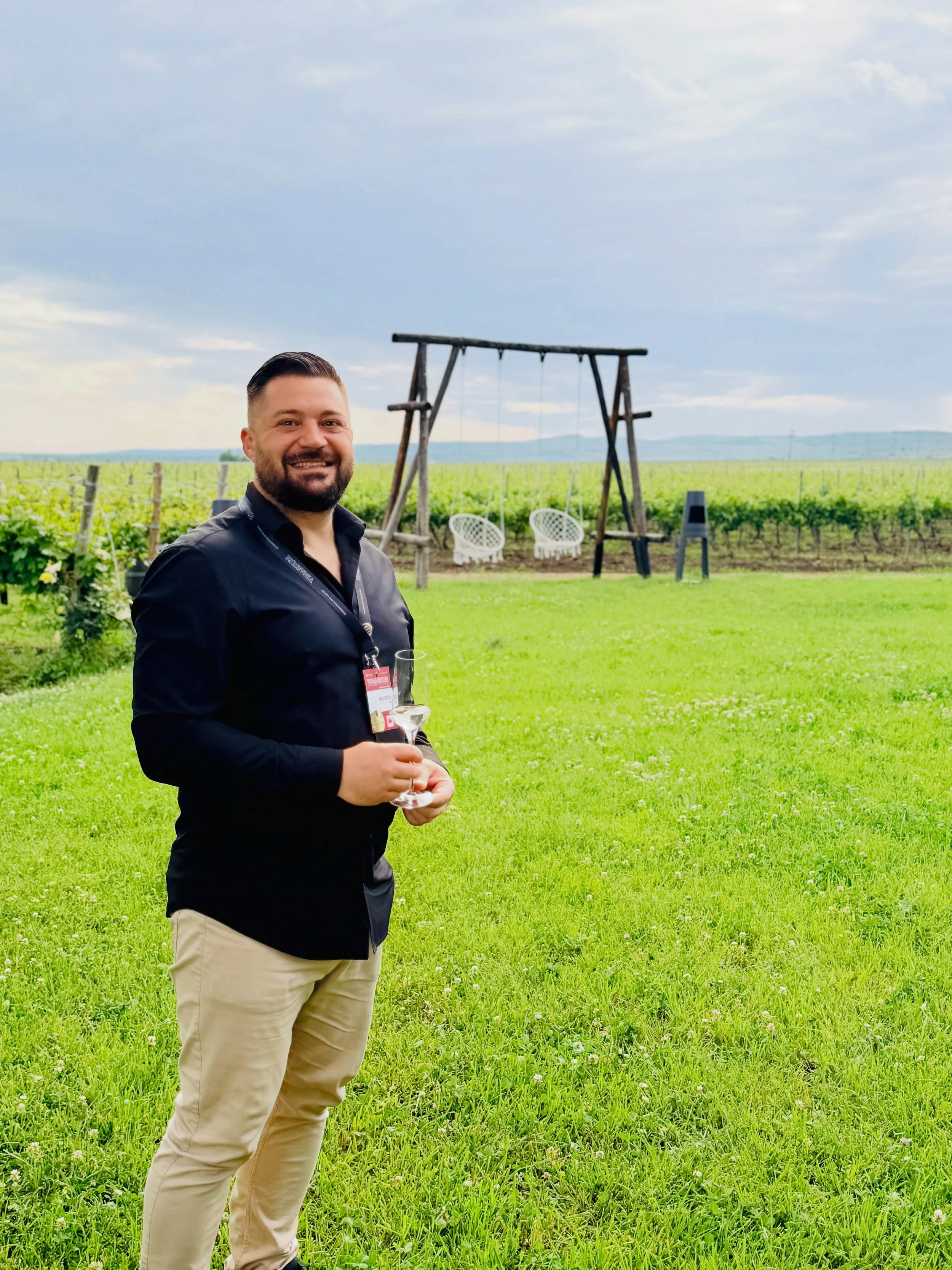 Some places just make you smile. 🍷🇷🇴
Dealu Mare, always a special place ! 

#romania #vineyard #dealumare #winelover #romanianwine