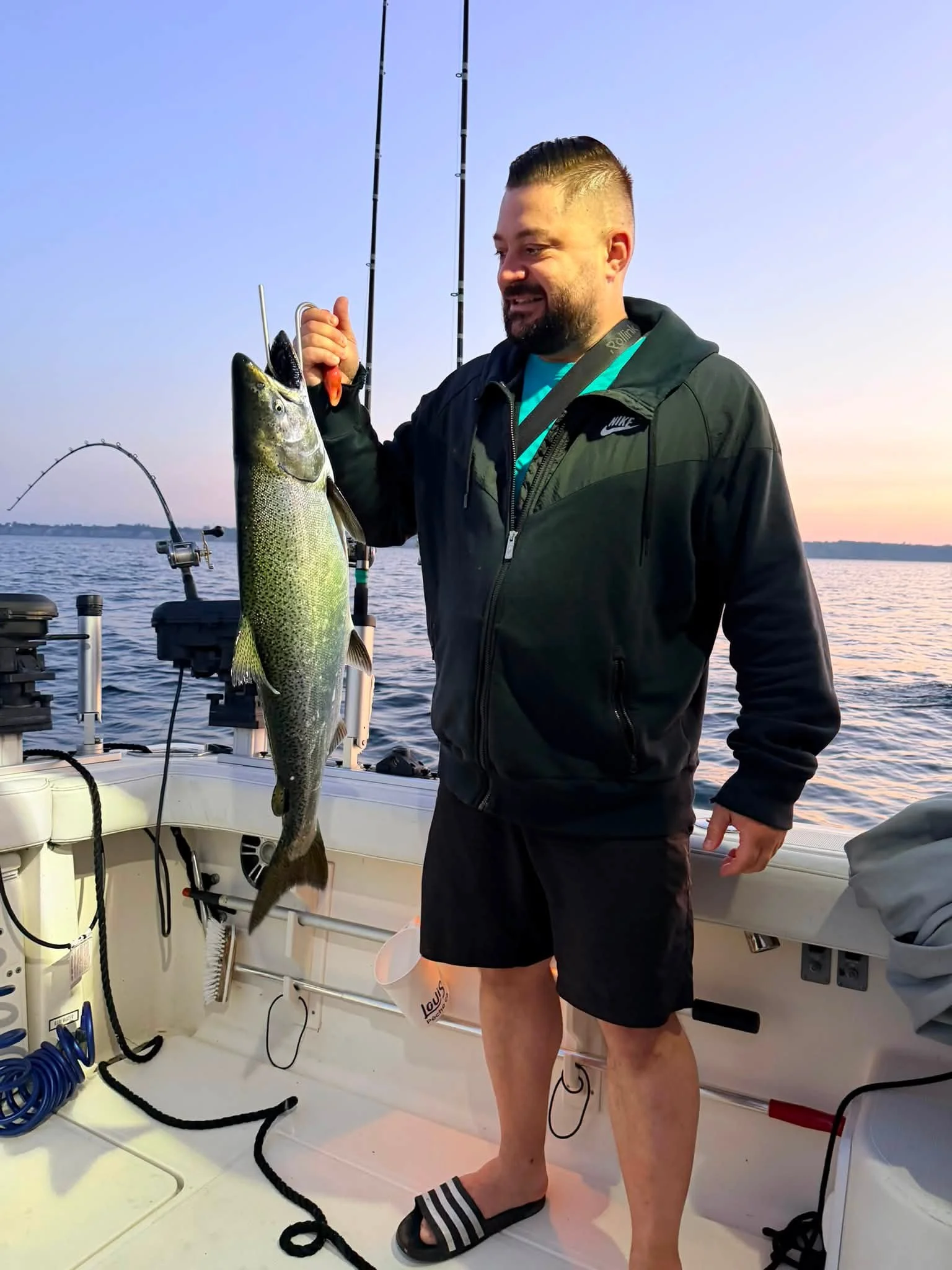 Perfect start of the day 🎣 Louis Bouchard Louis P&ecirc;che ! #fishing #salmonfishing #kingsalmon #sunrise #boating