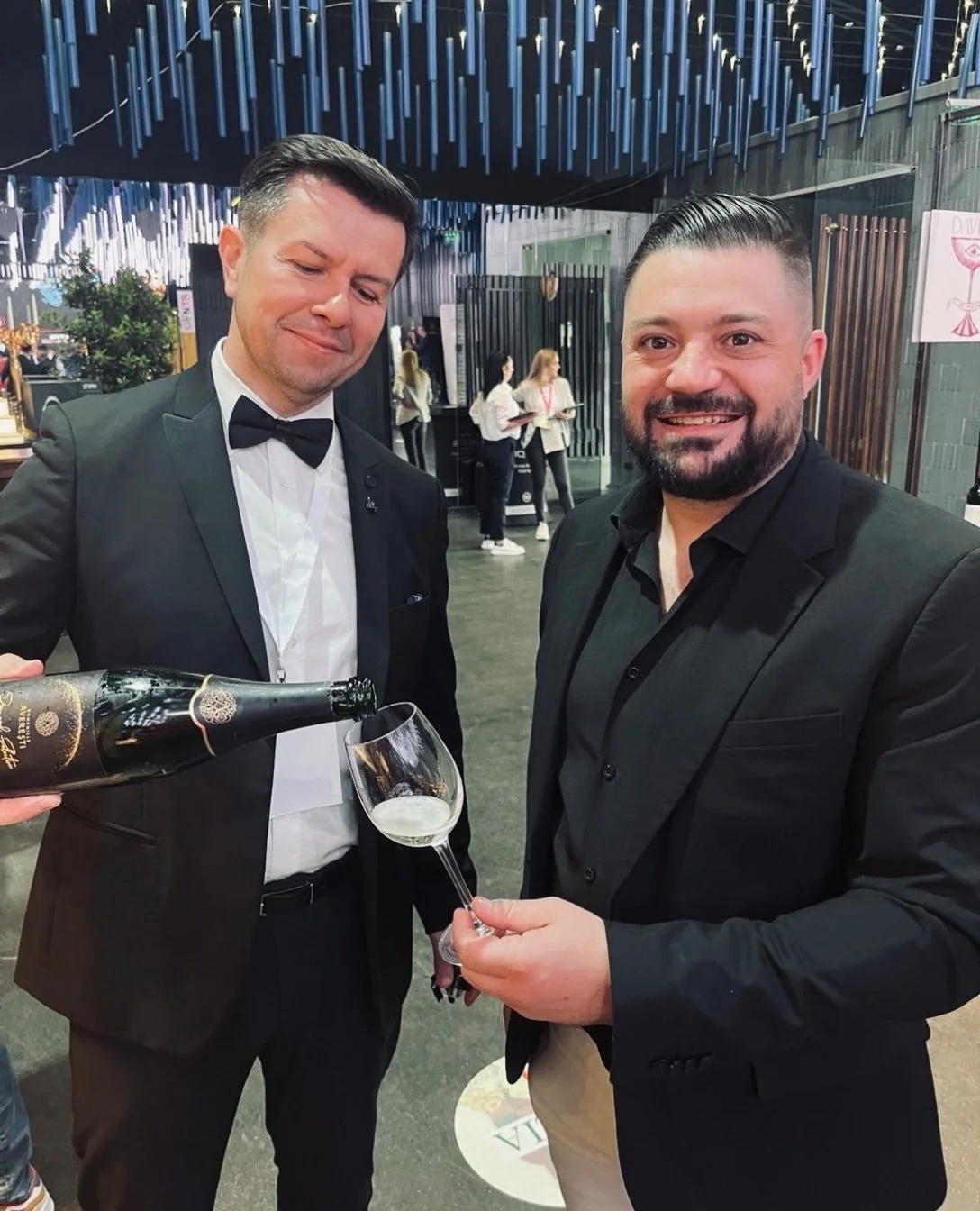 Great Romanian bubbles and good company. 🥂 Enjoying a glass with my friend Dan at a wine show in Romania &mdash; I was really impressed by the quality of this locally made sparkling wine from Domeniile Averești !

It&rsquo;s exciting to see the dire