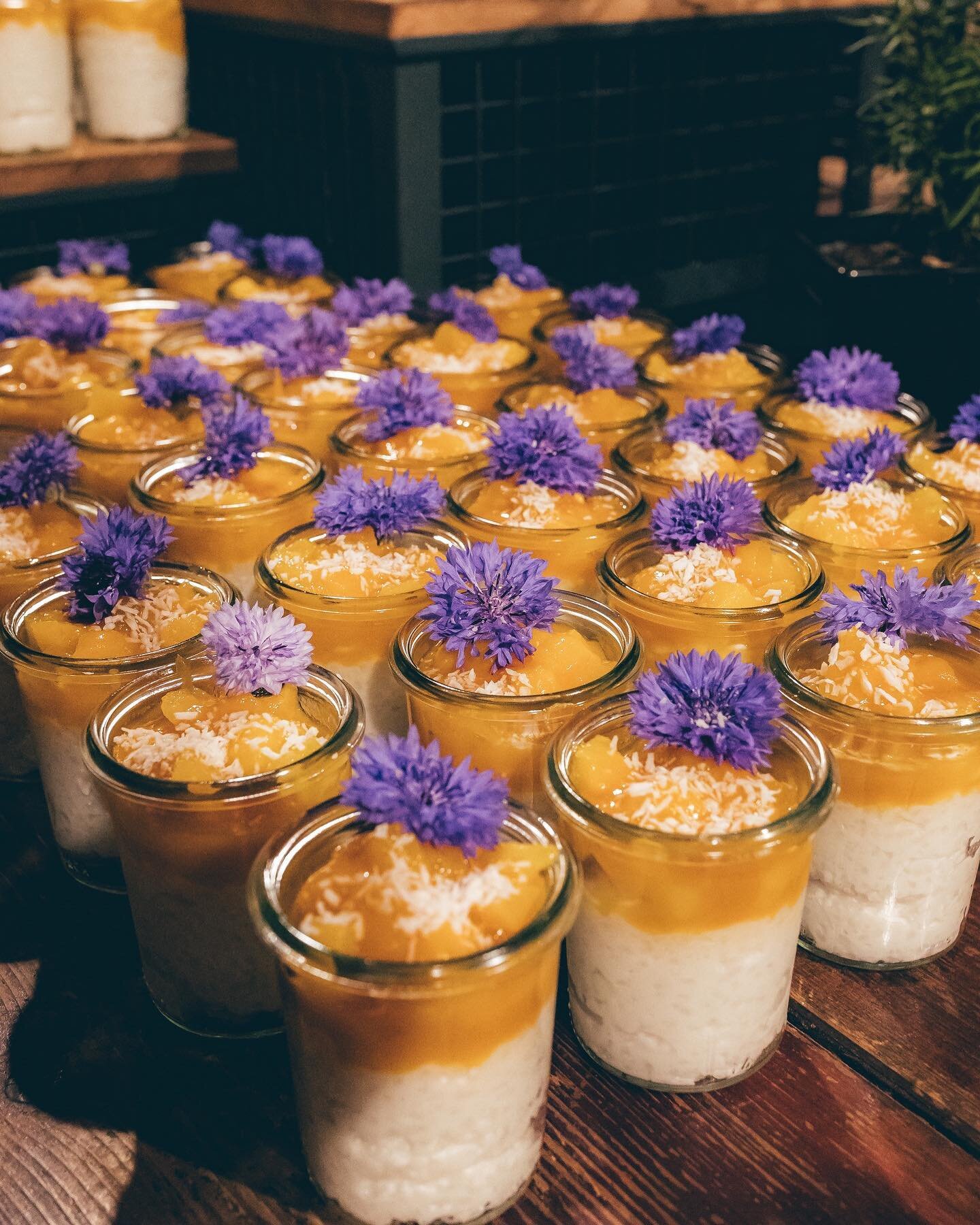 Kokosmilchreis mit Mangotopping im Glas #wedding #dessert #mango