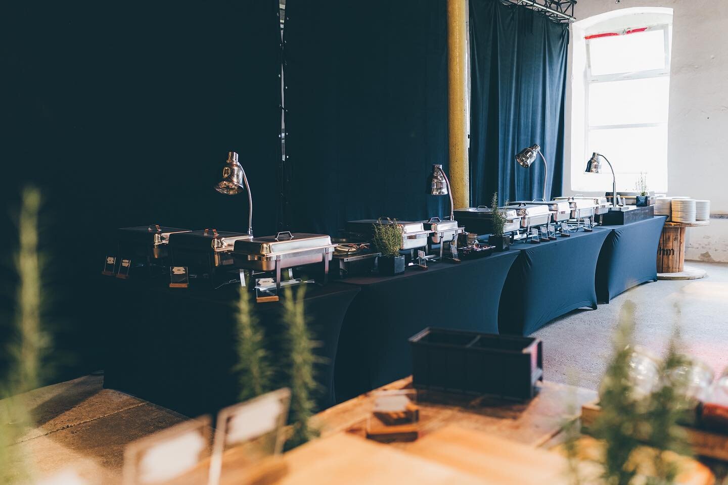 Buffet Aufbau im R&ouml;hm, einer alten Lederfabrik in Schorndorf. Wir sind jedes Mal aufs Neue &uuml;berrascht wie unterschiedlich und wundersch&ouml;n die Location dekoriert werden kann. #catering #location #buffet #wedding #food #livecooking