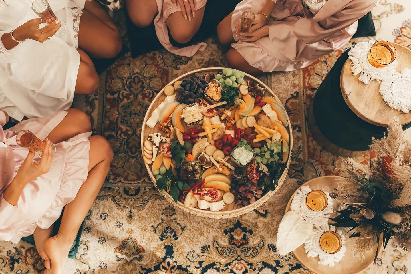 Egal ob klassisch oder vegetarisch, unsere Giant Charcuterie Board ist eine tolle Komponente um einen Mitternachtssnack zu pr&auml;sentieren
#wedding #mitternachtssnack #foodporn #hochzeit #esslingen #stuttgart #0711 #k&auml;seundwurstplatte