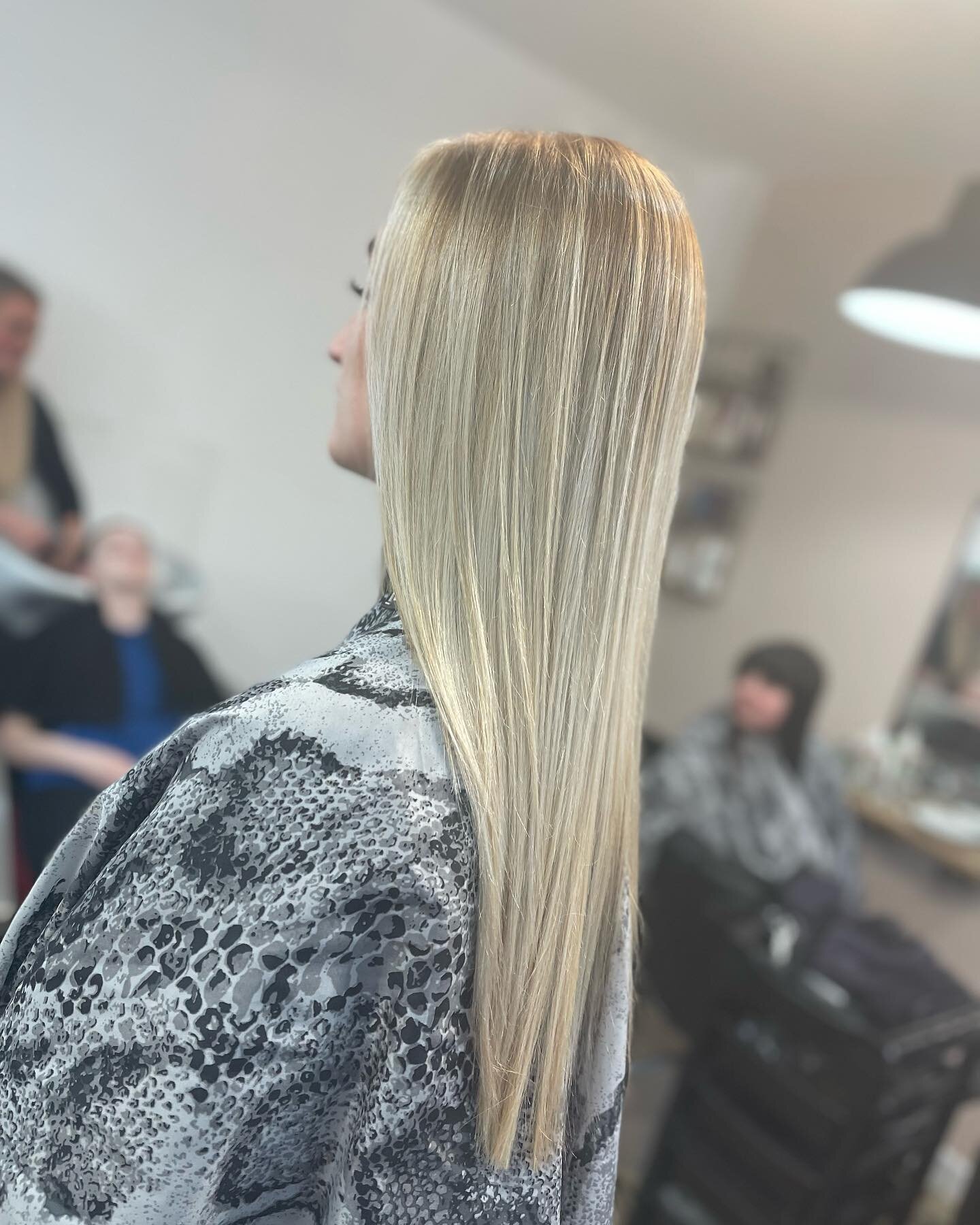 Phew!! What a busy day! 
Here&rsquo;s a snippet of what we have created today🤍
#balayage #blondehair #nealandwolfcolour #ashblondebalayage #hydesalon #manchestersalon #boutiquesalon