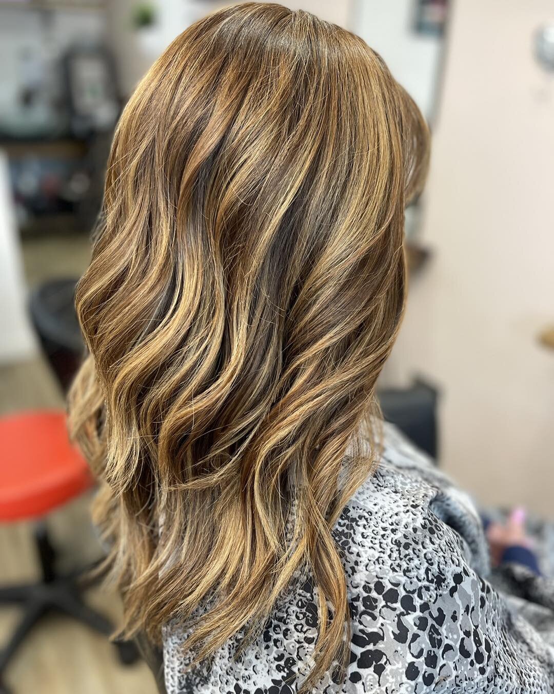 A perfect blend of high and low-lights have given this client&rsquo;s hair a real lift&hellip;. It helps that she has an incredible head of hair!😉
Colour &amp; style by Vanessa 
 #wavyhair #hydesalon #colour #shinyhair #hairtransformations #nealandw