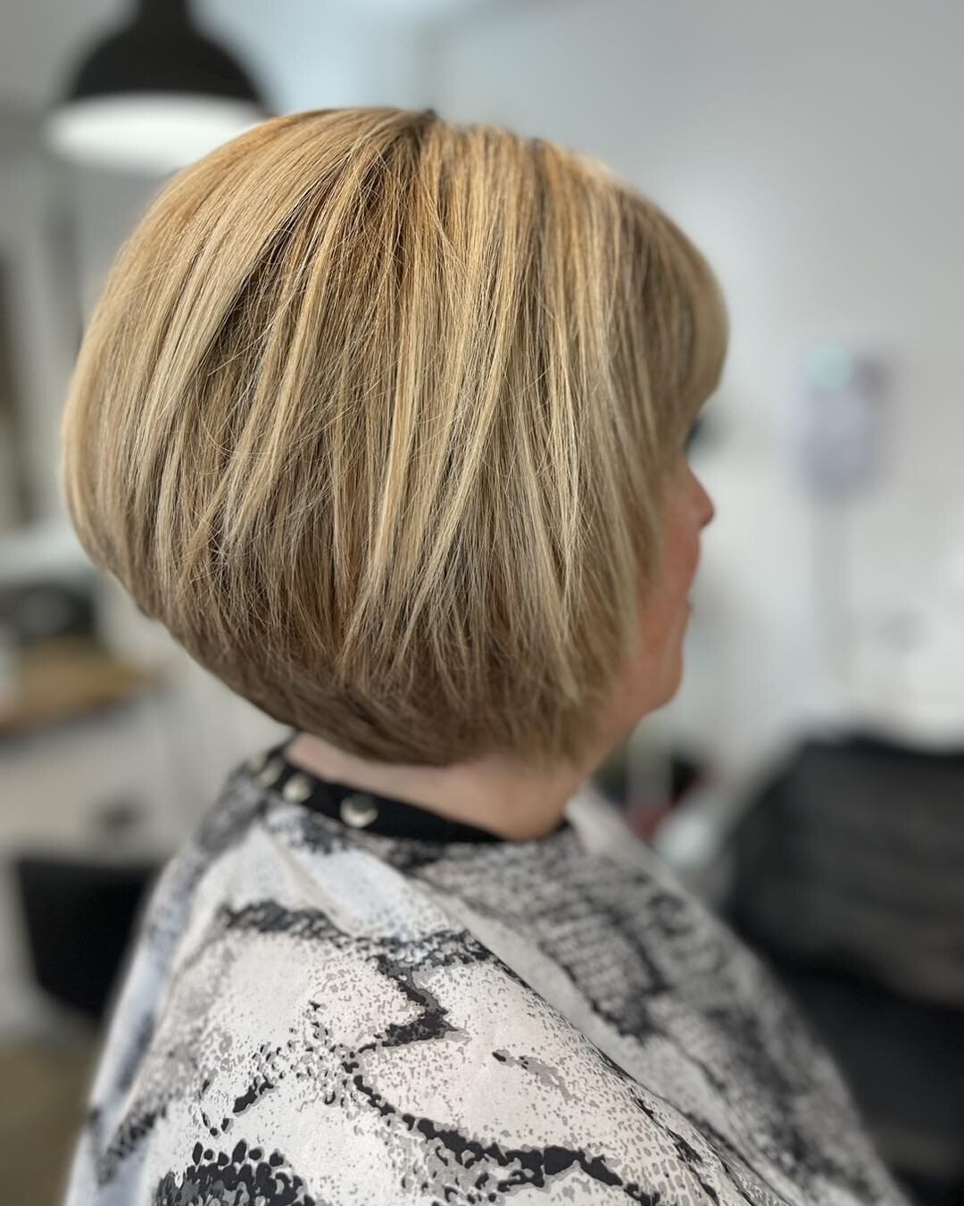 We love a short, choppy Bob❤️ 

#hairtransformations #nealandwolf #manchestersalon #glamhair #shinyhair #hydesalon #hairoftheday #layeredcuts #bobhaircut
