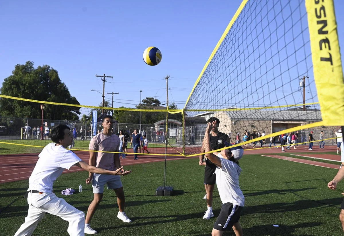   Volleyball at the 4-way net  