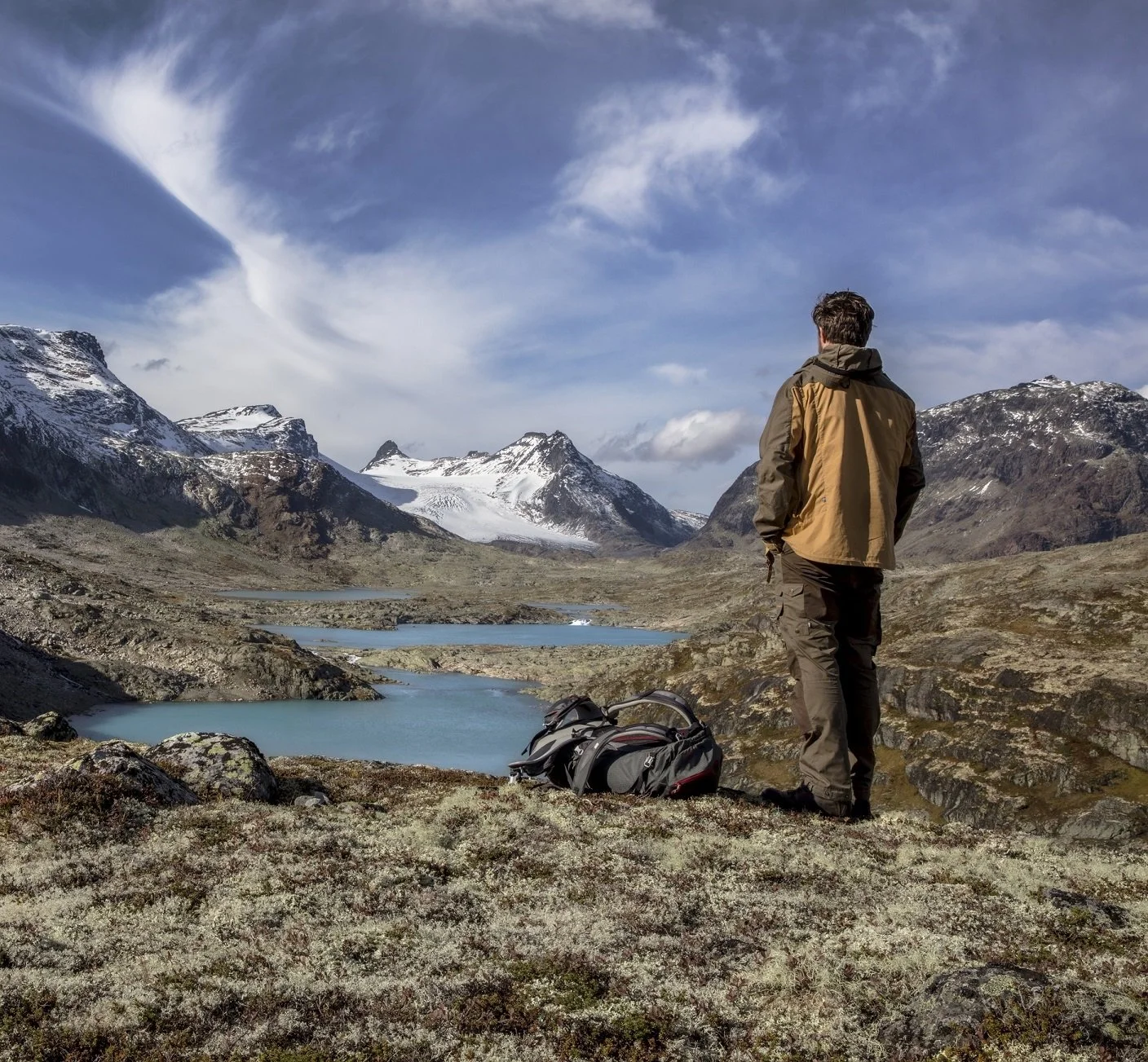 På tur i Jotunheimen med utsikt over Mjølkedalsbreen og Mjølkedalspiggen