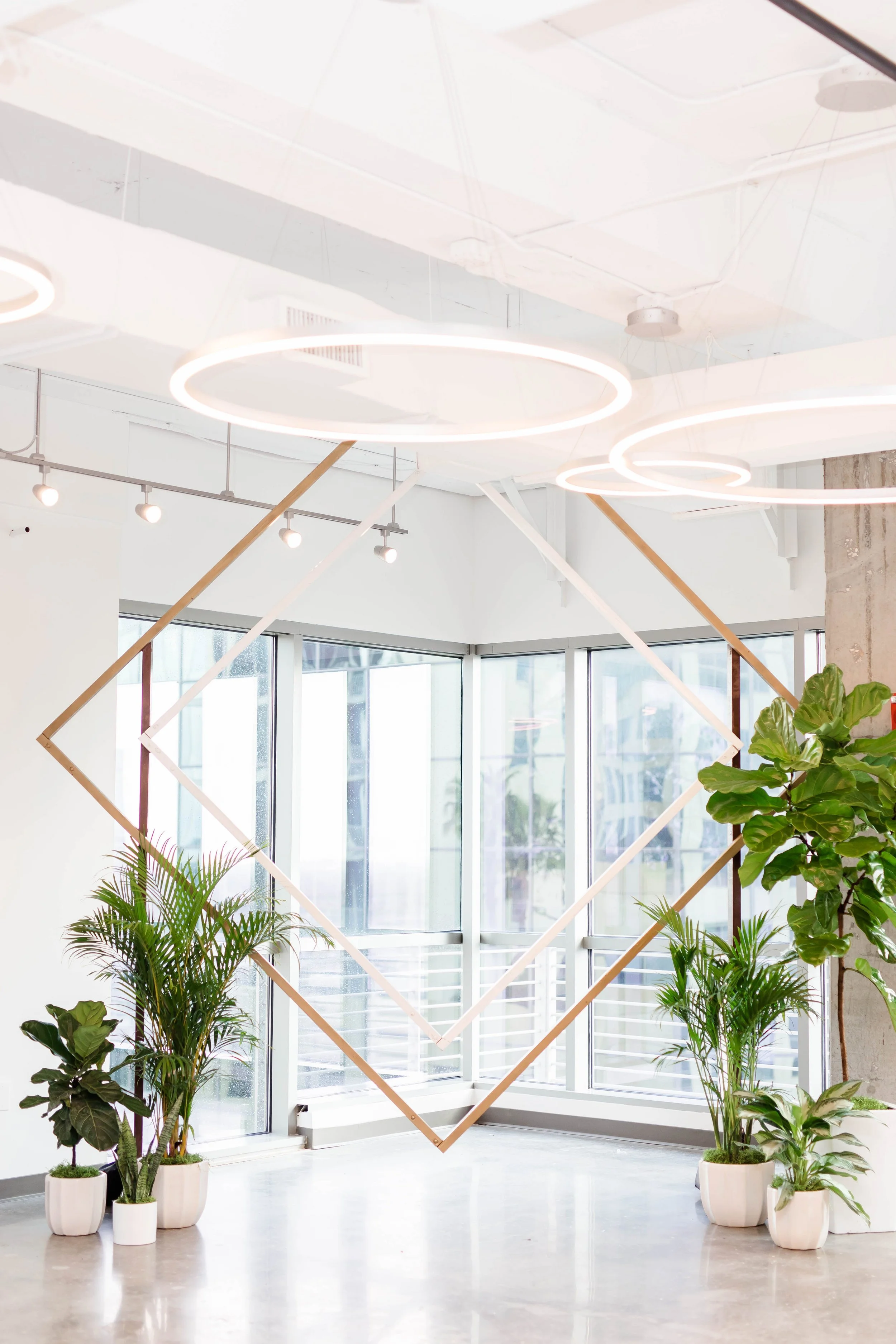 customized-flower-arrangments-for-business-spaces-office-near-me-orlando.jpg