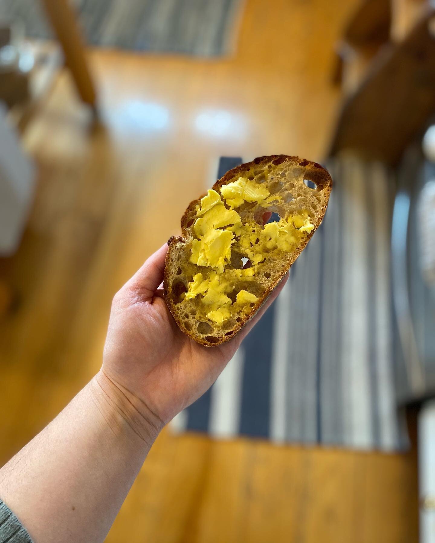 Learn to make homemade raw butter! It&rsquo;s a match made in heaven with @seasonsyieldfarm sourdough and drizzled with honey. 🤤 🧈 🍯 🥖 
Find the recipe in our recipe highlights and blog, The Raw Adventure!