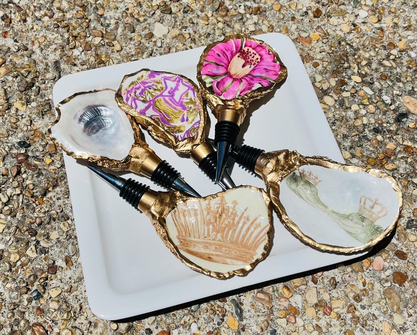 Preserve your wine with style 🤩

These wine stoppers are only $25!! 
Stop by today to get yourself one or one for a friend 💗

#shoplocal #shopboutiques #oysterwinestopper #shopthebeautybar #walker #denhamsprings #louisiana
