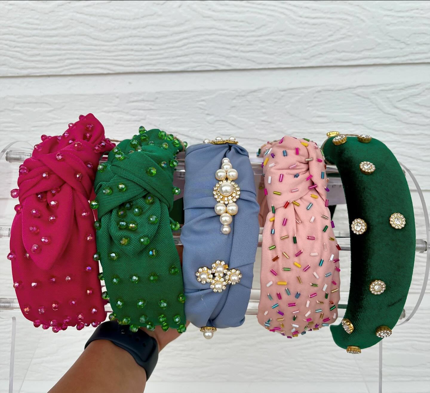 Do you feel like your outfit is missing a little something? Add one of our headbands and your outfit will be flawless! 💗

Shop with us today until 6pm! 🛍️
Or shop with us online 24/7! 🤩

#shoplocal #shopthebeautybar #shopboutiques #headband #fashi