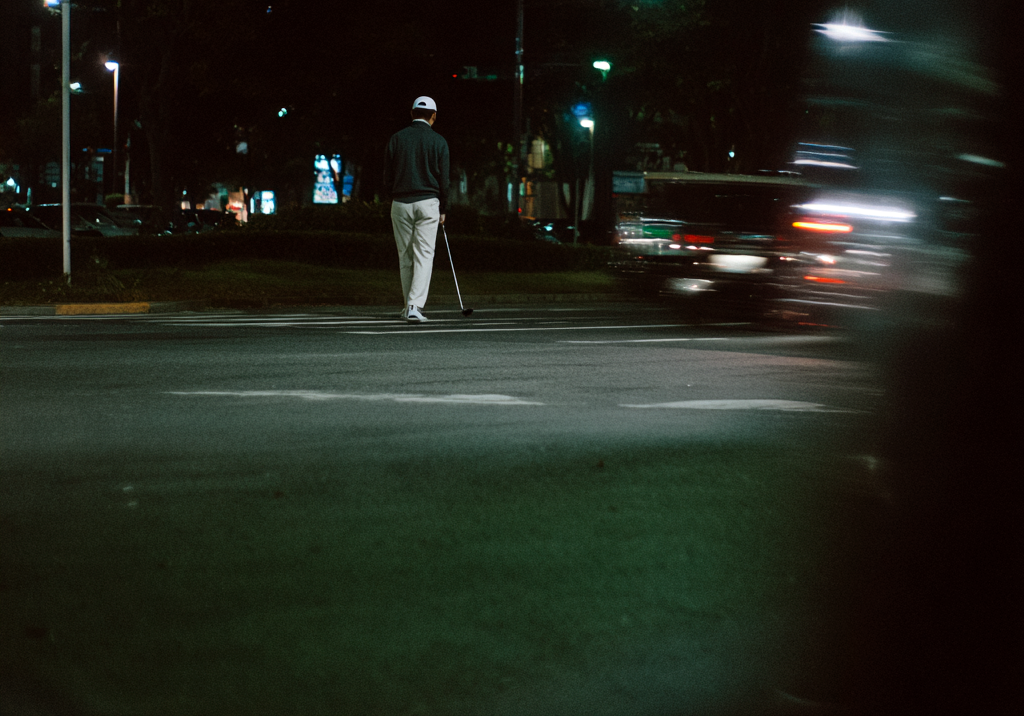 macro_retro_noire_photo_of_a_golf_player_on_a_street_in_tokyo_a80101cd-95cc-4fac-94a8-47cb2cf77647_3.png