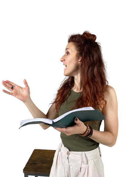 Donna sorridente tiene un taccuino e gesticola con la mano