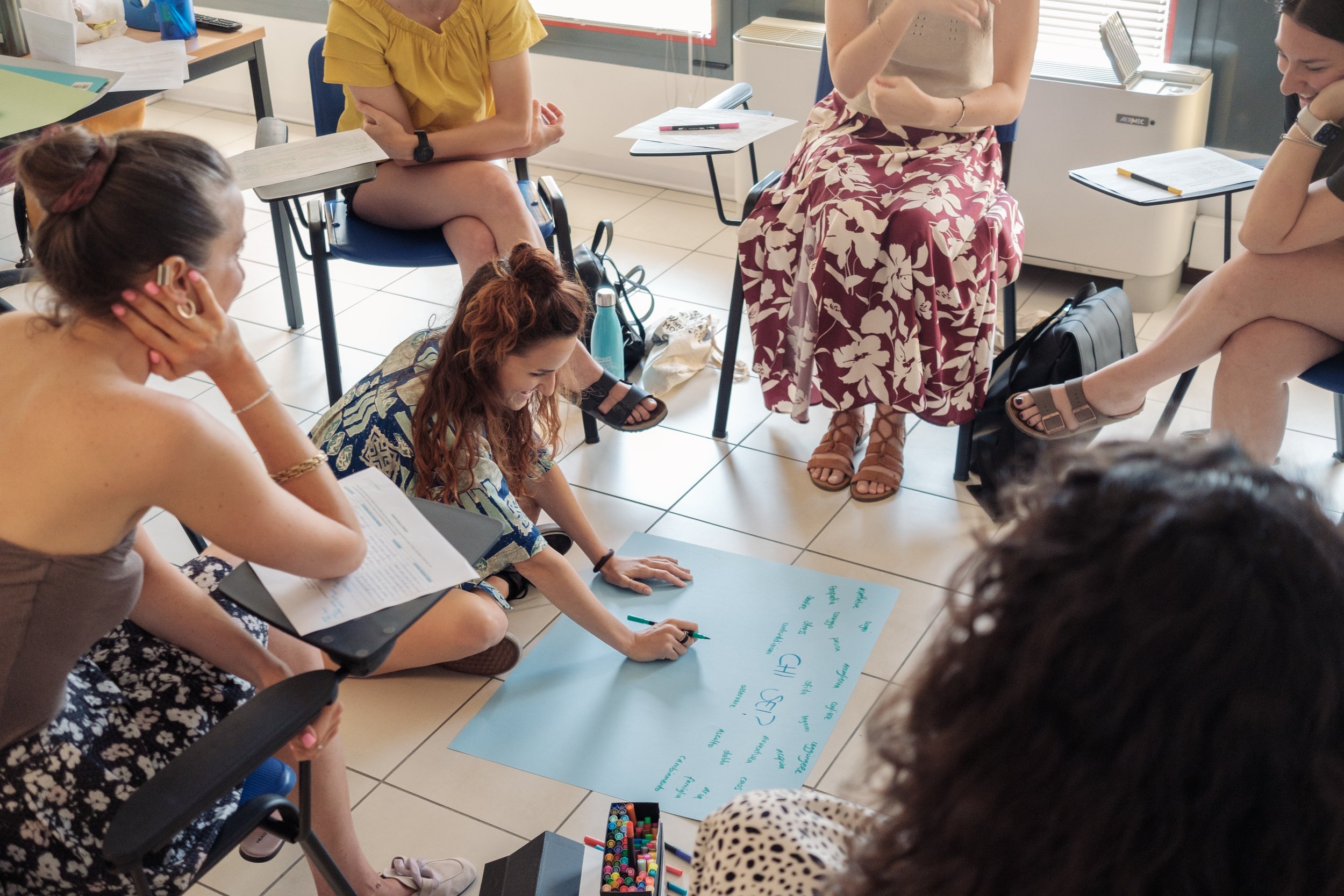 giovane creativa scrive cartellone per percorsi di coaching