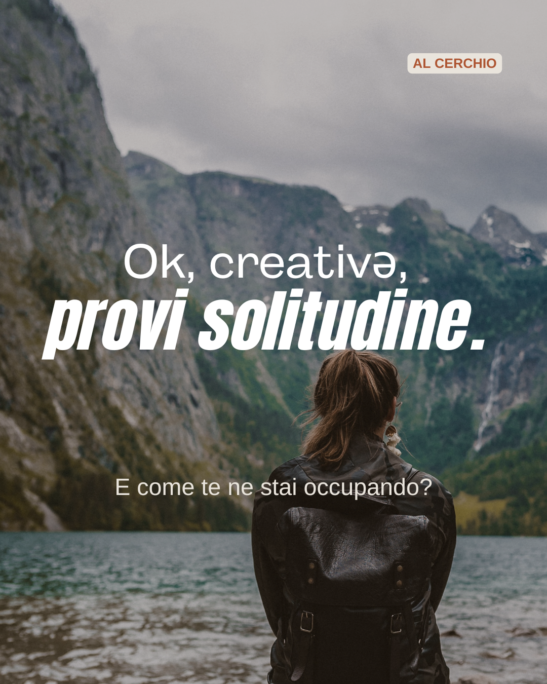 persona creativa di spalle guarda il lago