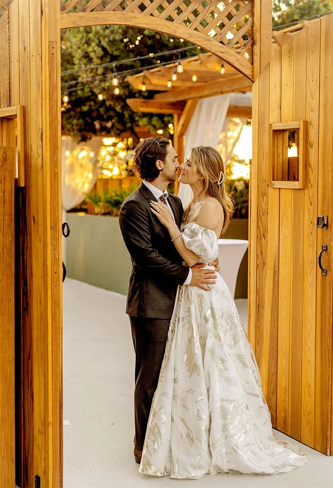 couple kissing