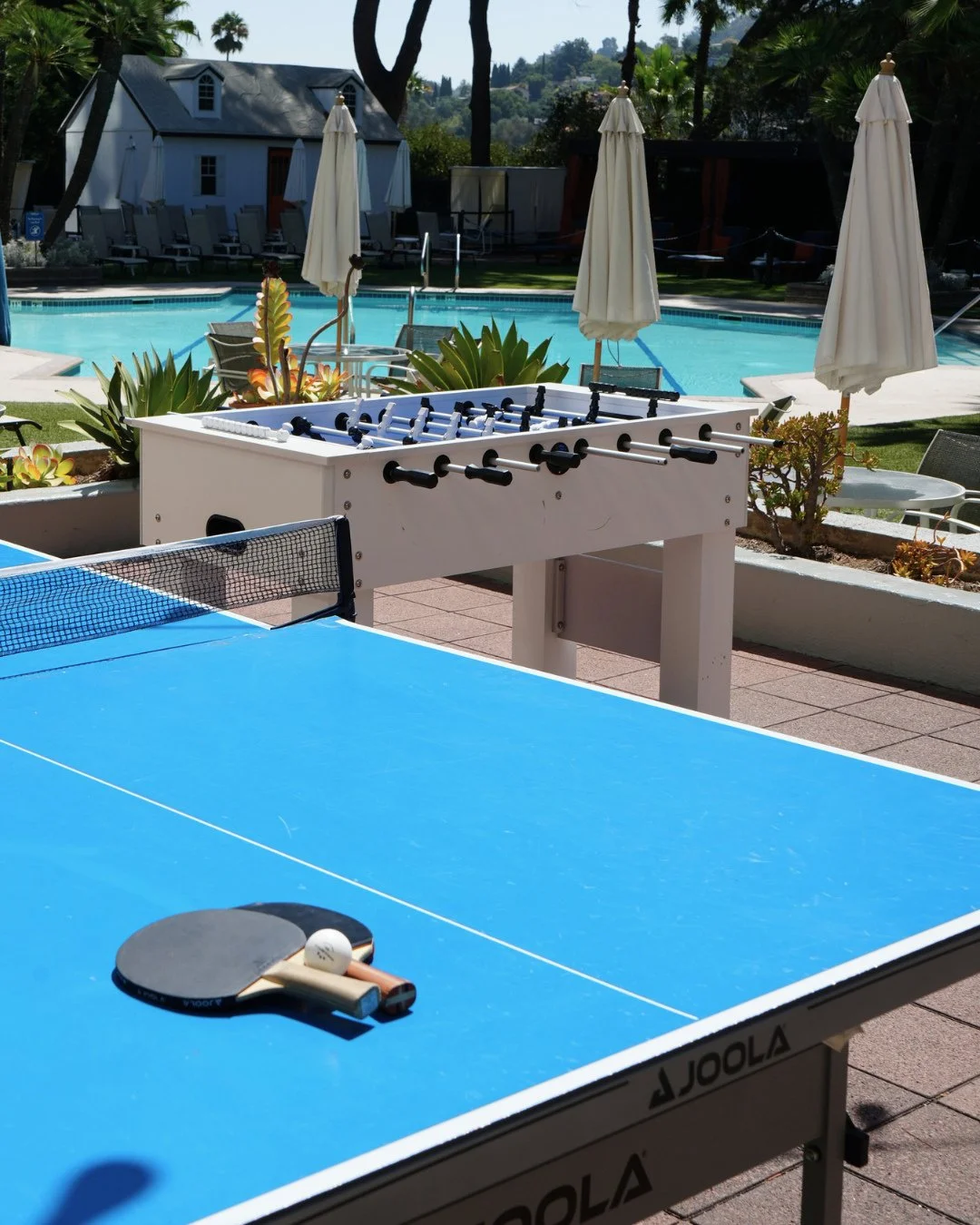 Research shows that being near water, even a pool, lowers cortisol and activates your body's natural calming response. In LA, people figured this out before the science caught up. There's a reason the pool is always where everyone ends up.⁠
⁠
But the
