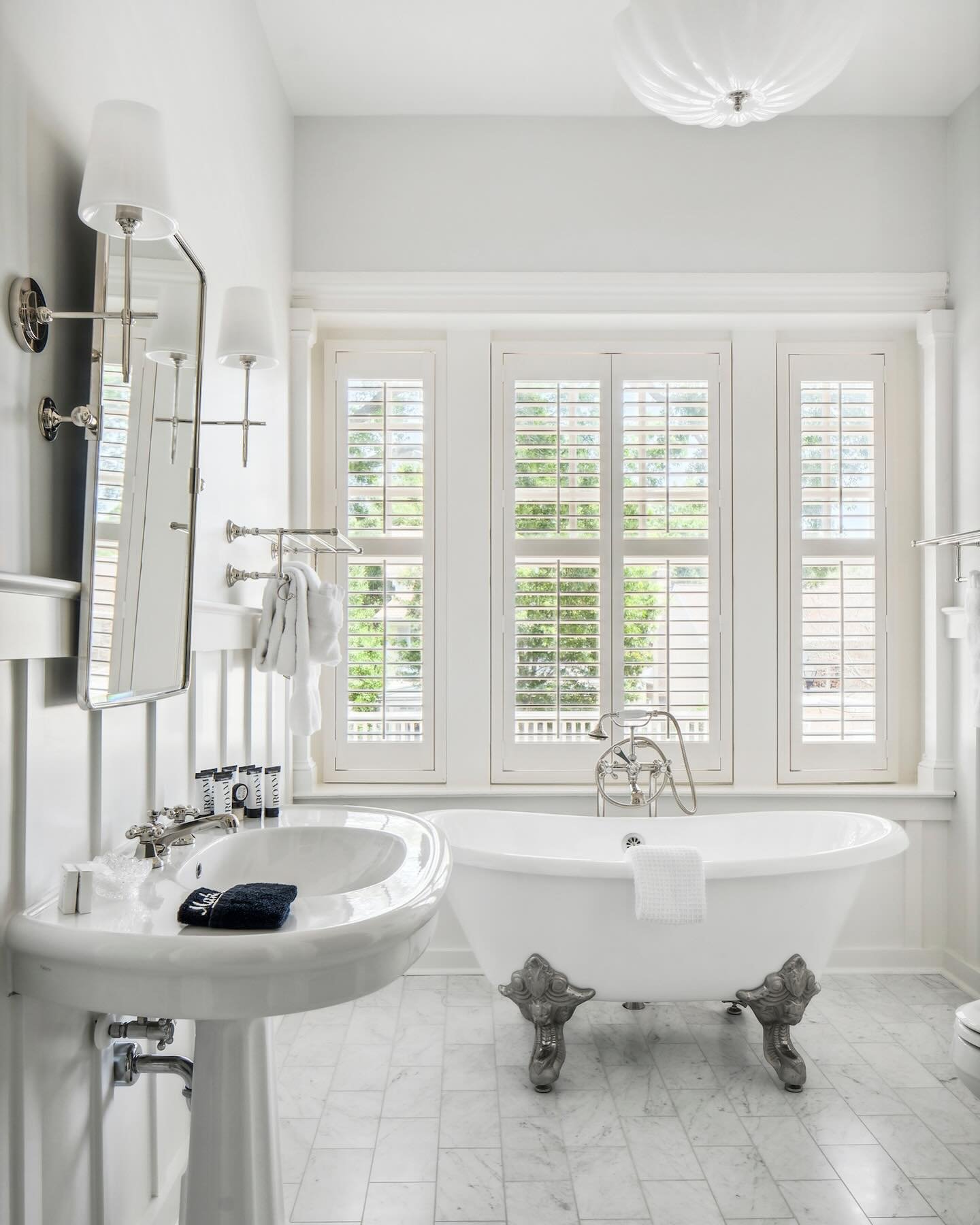 Who is ready for some R&amp;R this weekend? This newly renovated suite at the @thetidewaterinn &amp; house in Easton is the perfect spot to getaway and shut out reality for a bit! 

📸 @sbpho1 

#birdieandbeaninteriors #marylandinteriordesigner #shor