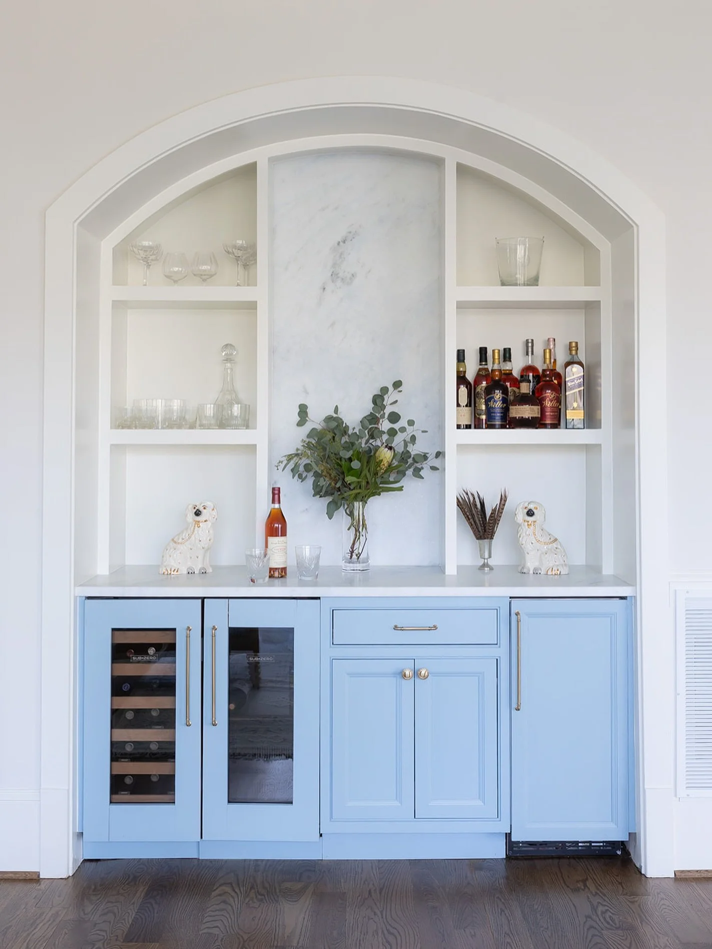 Longer days, warmer nights&hellip; and the perfect excuse to gather here for happy hour ☀️🥂

A built-in that blends function and beauty. Chilled ros&eacute;, your favorite pours, and just enough styling to make it feel effortless.

Because the best 