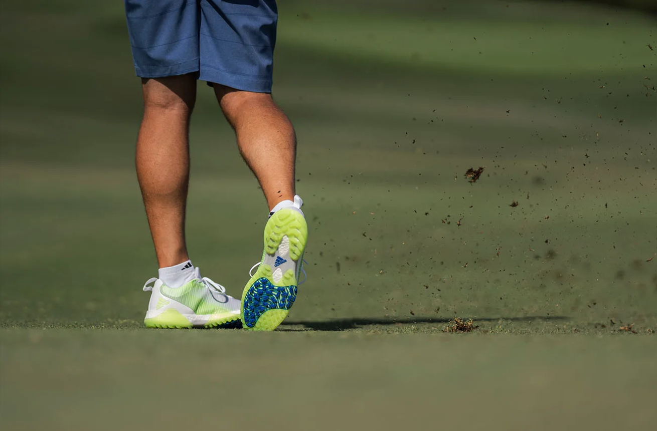 Spiked vs Spikeless Golf Shoes Which is Better? — The Caddie's Corner