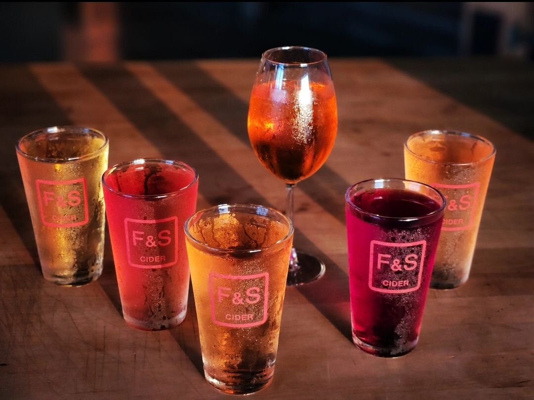 Pint it or spritz it. FS Cider is game ready AND love ready 💕🏈💕 give us ALL the excuses to celebrate in February!! Grab your 4packs from the taproom or a shelf near you and make sure you're set for the week ahead. 
.
.
Date night opener - ✨ Sidra 