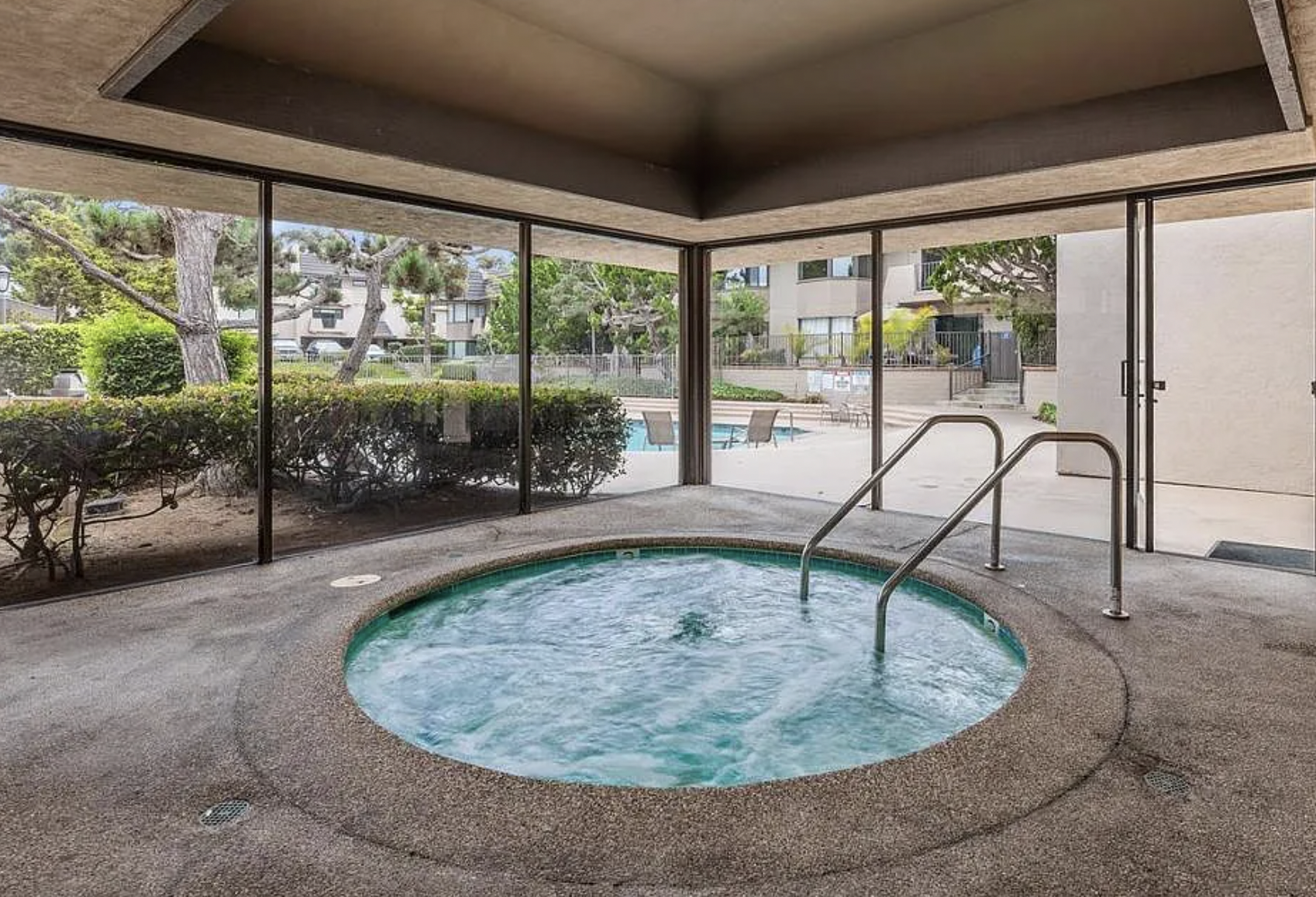 Del Mar - Indoor jacuzzi.png