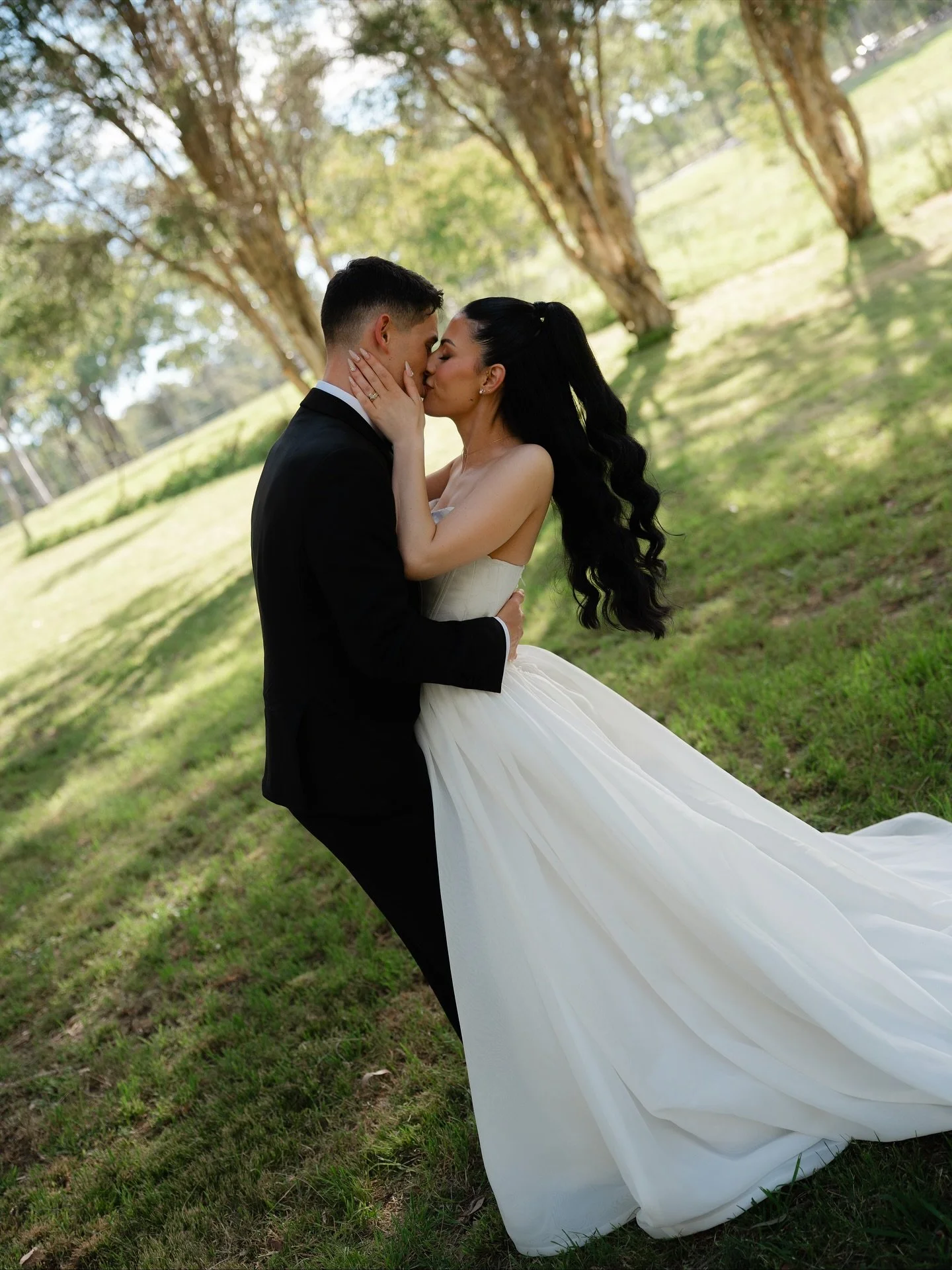 A few moments from Claudia and Bailey&rsquo;s day that are giving elegance 🥂