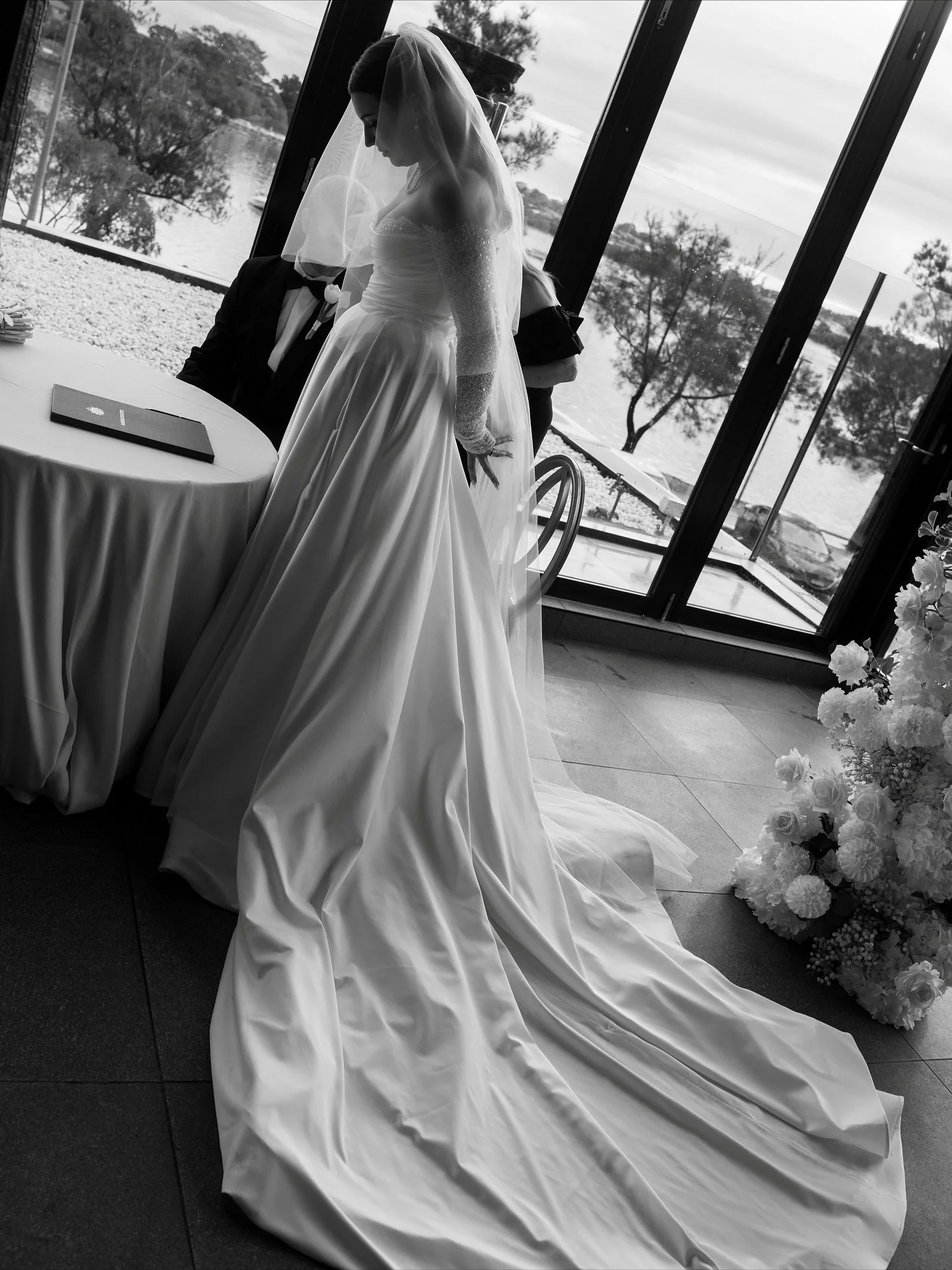 A moment for the dress 

@adamegan 
@carladaverncelebrant 
@airlieandco 
@bynavarra 
@photoboothcondotti_ 
@marrymebridal_ 
@evalendel