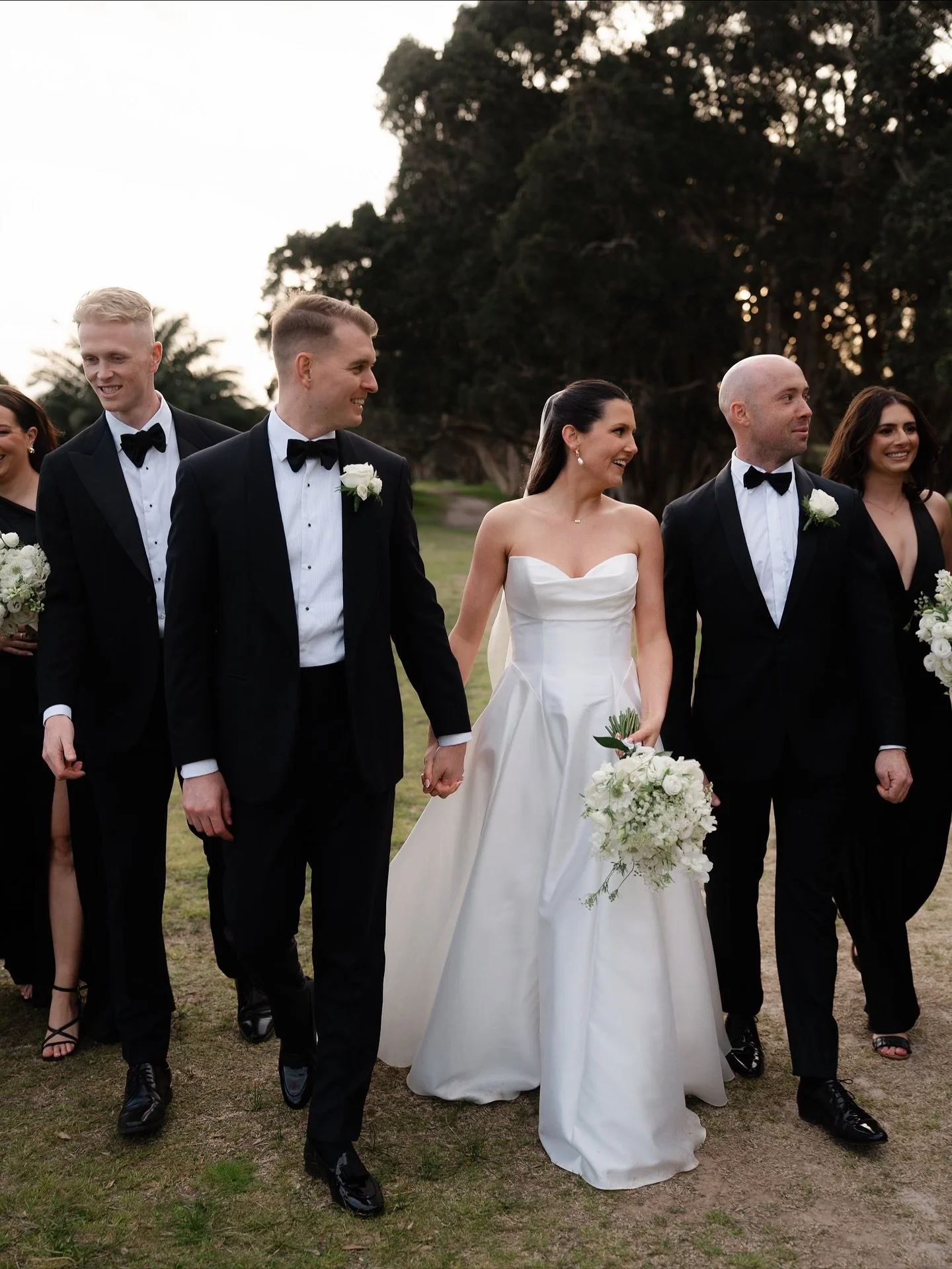 Wedding party strolls at sunset are always a vibe 😎

@adamegan 
@thecentennialhomestead 
@jess_and_matt 
@jennyyoonyc 
@floralpops_