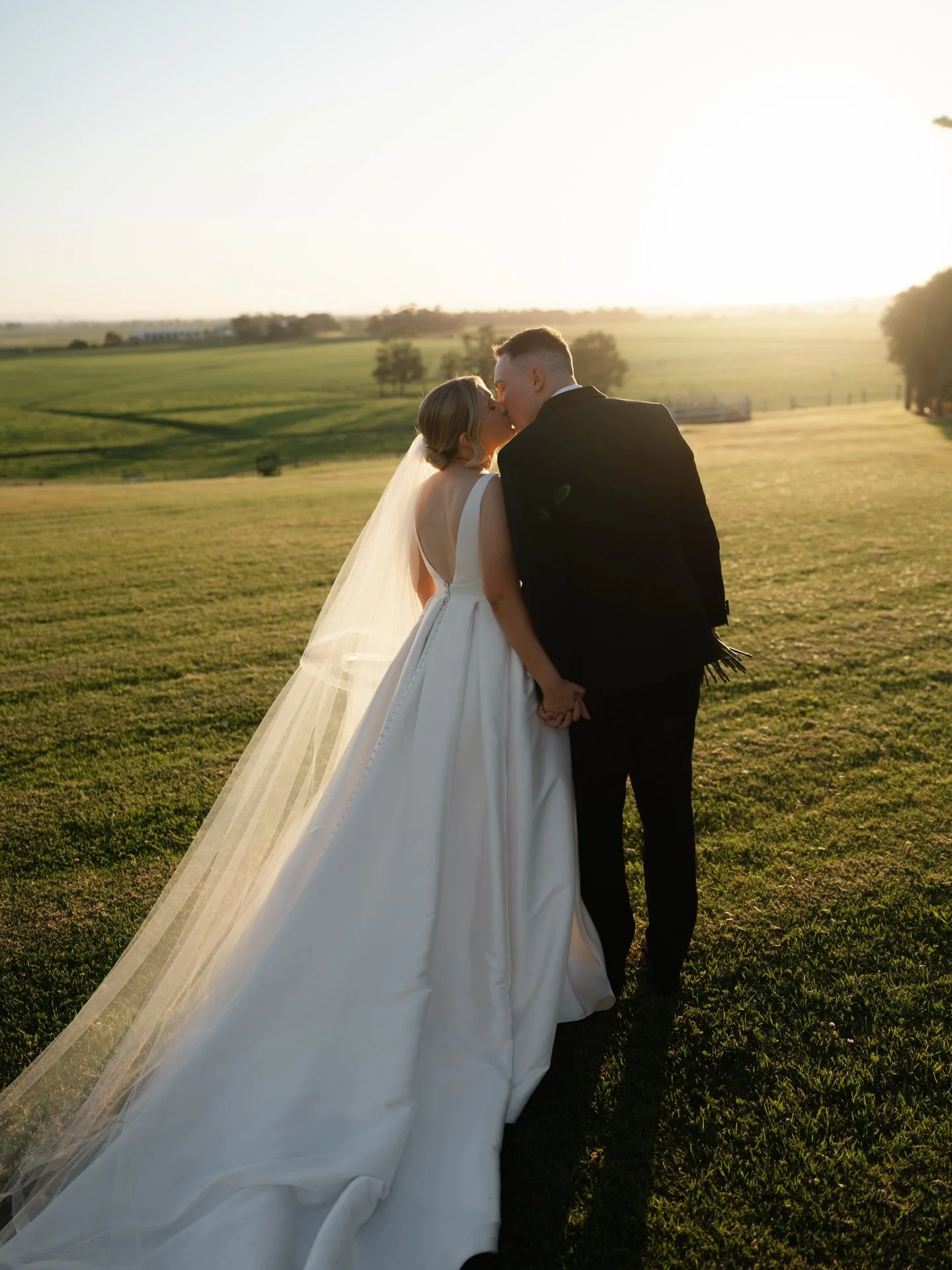 The sun putting on a show at @wallalong_house

@adamegan 
@eilacelebrancy
@fennelandco.catering
@emma.matthews.hairstylist
@caraghhayesmakeup
@petalbang
@bridesbyfrancesca
@maneevents