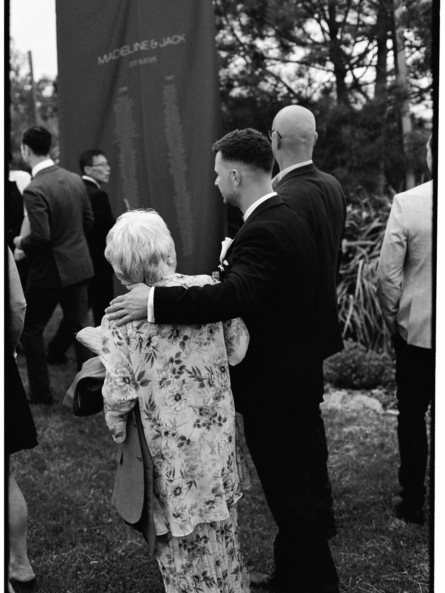 I love finding the little moments that occur at each wedding. It can be as simple as holding a hand, a hug, a tear or a gesture. How beautiful are weddings 🥹