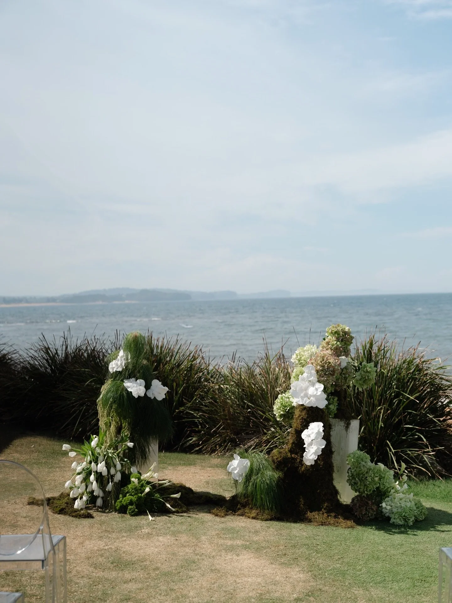 There&rsquo;s something special about florals that don&rsquo;t try to compete with the view.

Organic shapes, soft movement, and textures that felt like an extension of the landscape itself. Moss, hydrangea, orchids, and layers of green, carefully pl