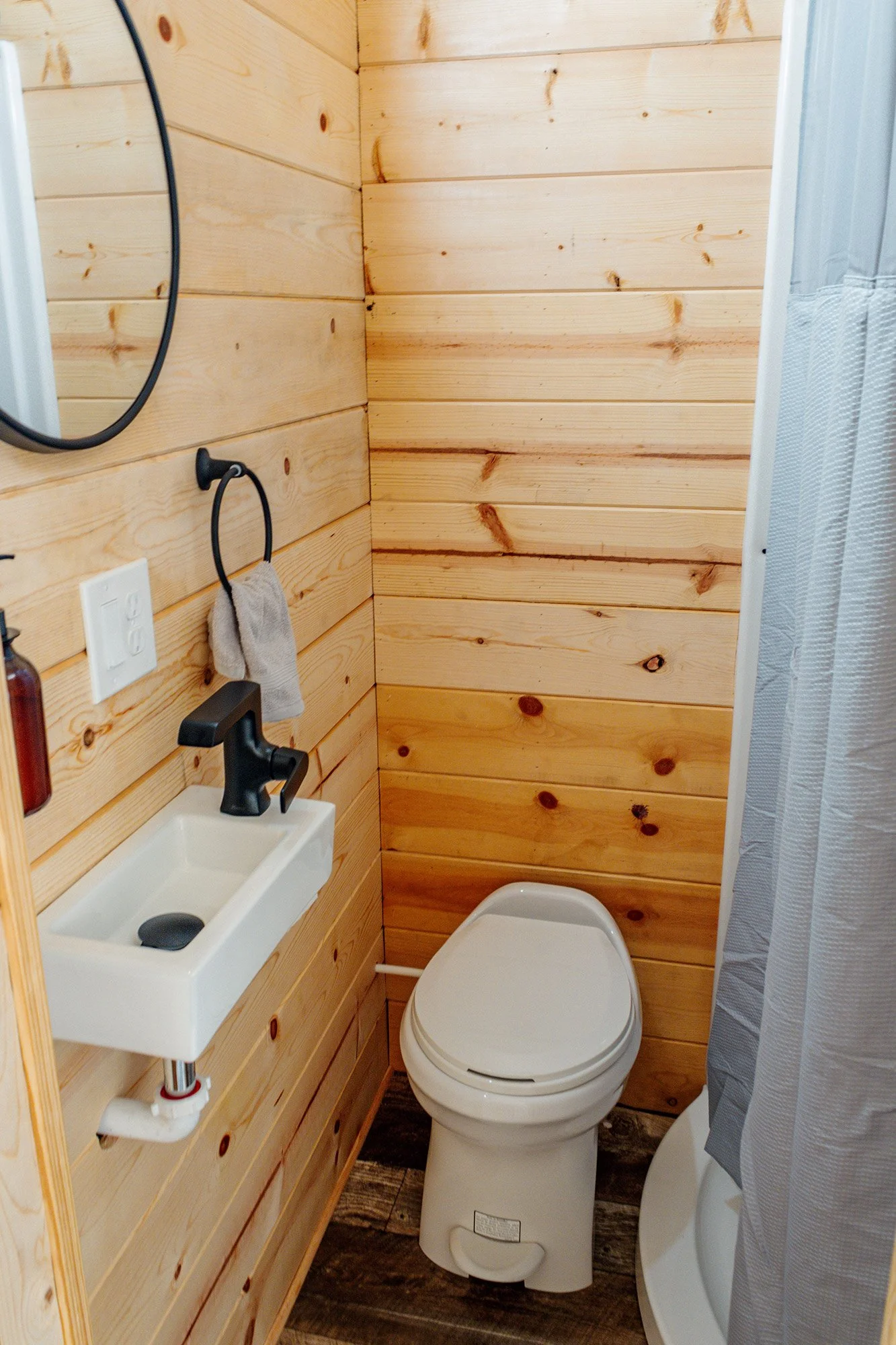 Luxury Houseboat Private Bathroom