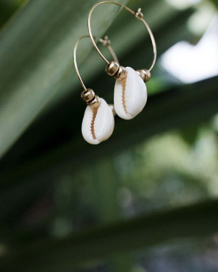 Sometimes, the simplest thing are a blessing 🌴
Poneas earrings are the minimal and timeless island token you could ask for 🌞
.
#handmadejewelry #shelljewelry #shell #siargao #tumasiargao #tuma #tumastudio #cowriejewelry #handmadejewelery #madeinsia