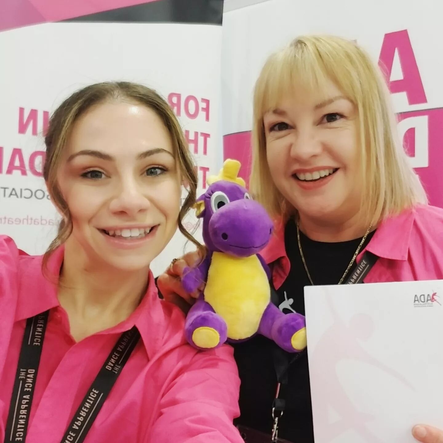 Ada the Dragon having a blast at @danceteacherexpo at the ADA Australasian Dance Association stand, with Parys OS and Jodie Head of Preschool Program. Drop by and say Hello!

@adatheatre #adaslittlegems #adathedragon #adaslittlegemspreschoolprogram #