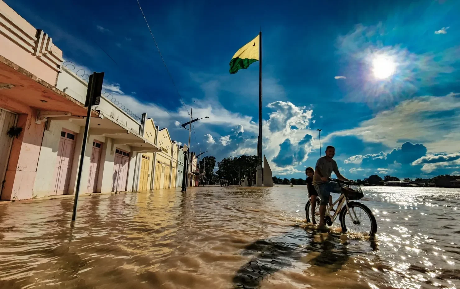 Quem ajuda quando o rio transborda?