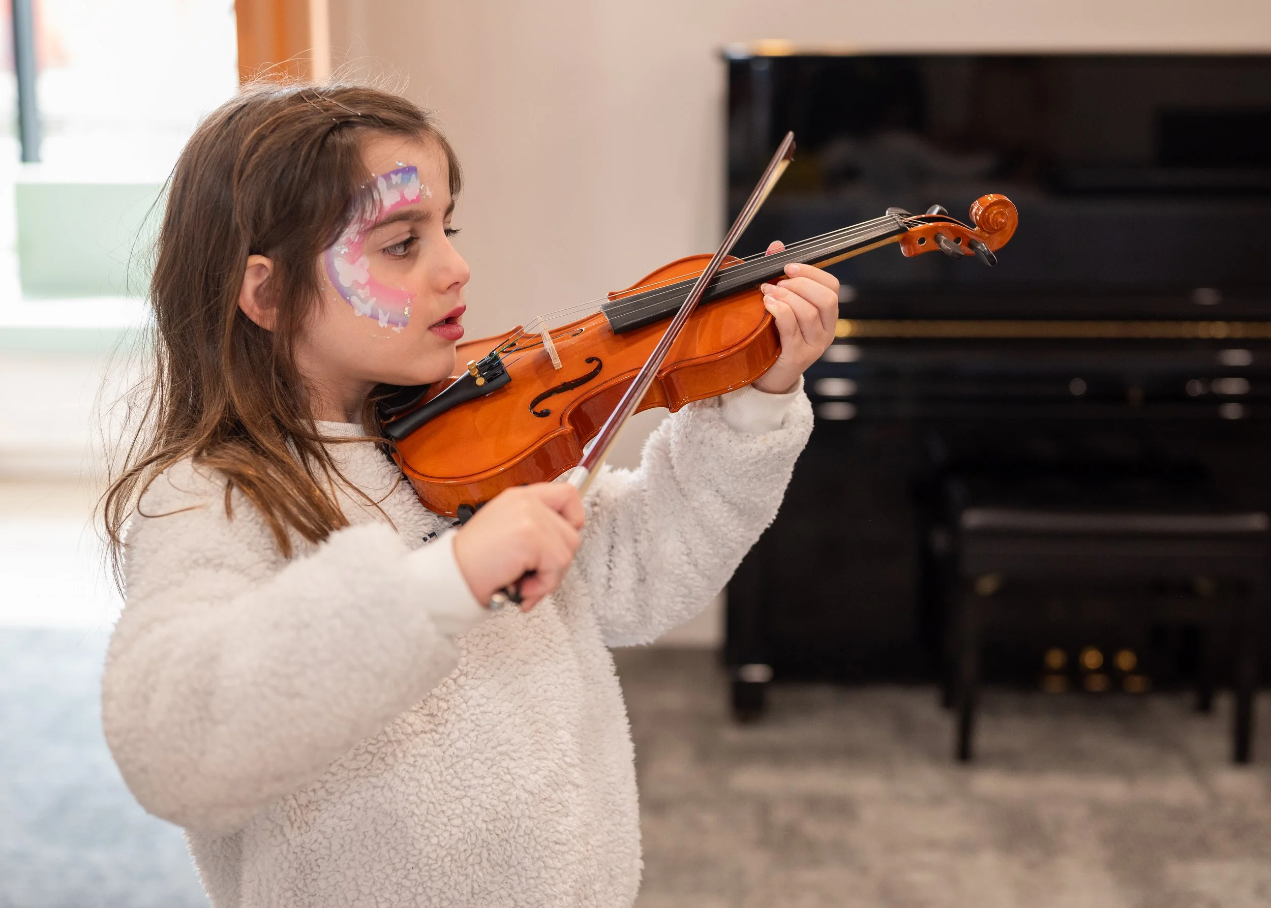Girl playing the violin