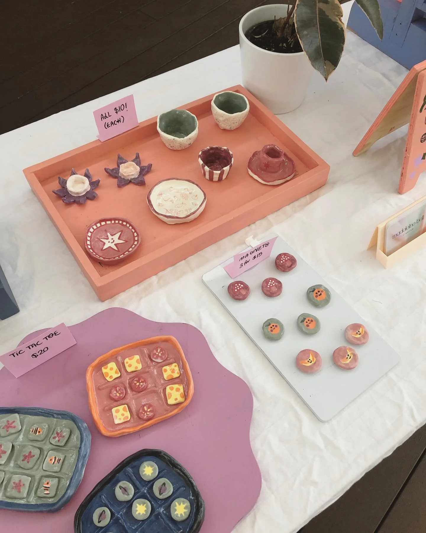 Things I love about markets:

🕺 Having heartwarming conversations with strangers 

🌞 Enjoying sunshine and being outdoors as I do my thing 

🎨 Meeting other artists and creatives with their own fun quirks and practice 

What are your fav markets o