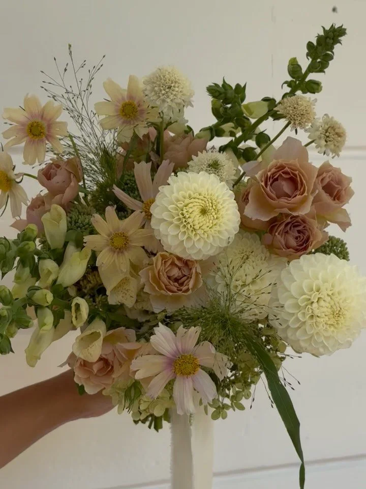 Somewhere between &ldquo;I just picked these from my garden&rdquo; and &ldquo;sculptural chic&rdquo; - my sweet spot in bouquet building

Venue: @greengablesweddings 
Coordinator: @magical.vmpotter 
Photographer: @sierradawnphoto 
Florist: @petaltoth