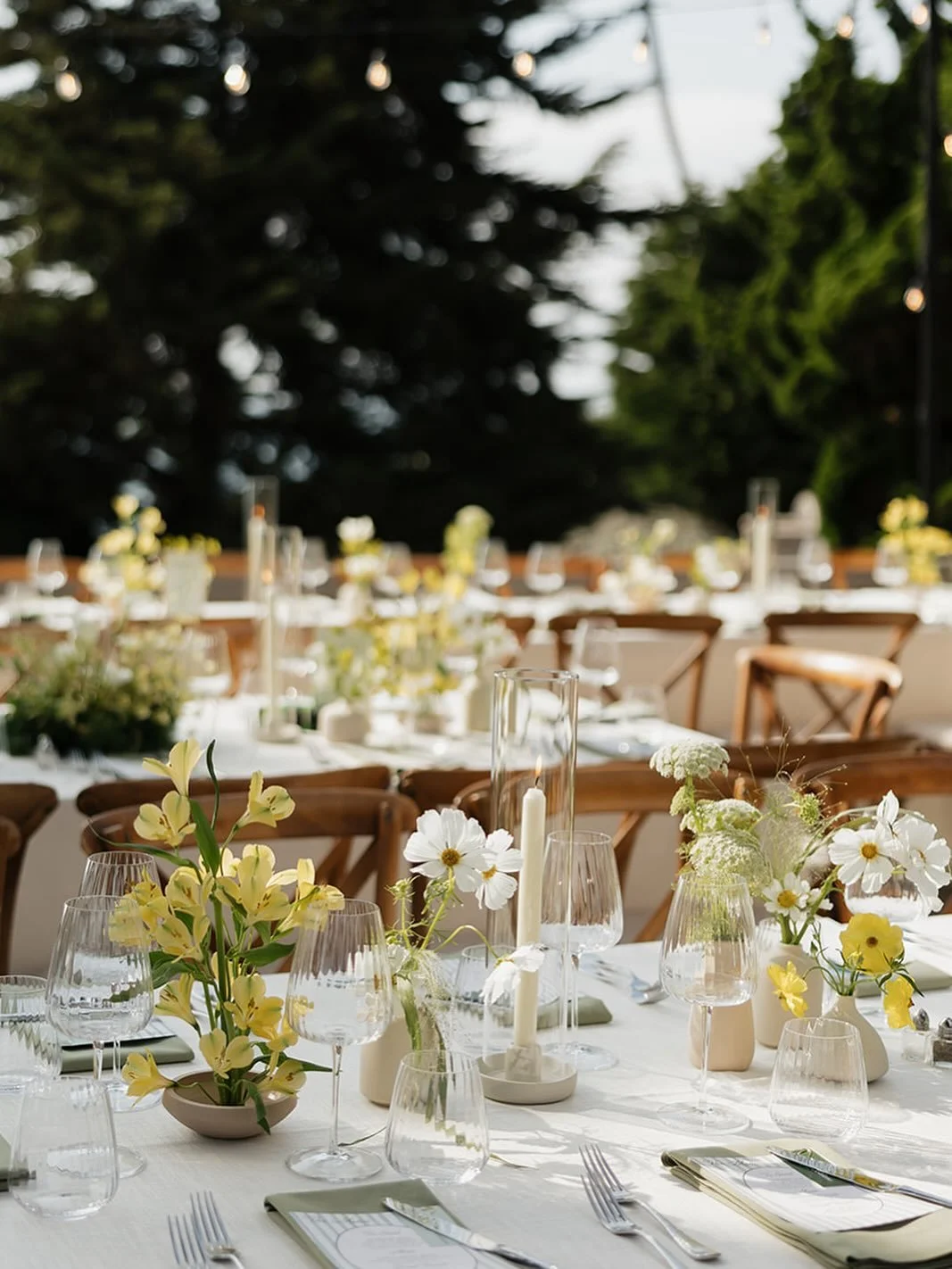 Three months late, but still one of my favorites. Sculptural whites, buttery yellows and the kind of calm that only coastal evenings bring 🌅

Planning: @idoweddingsandevents 
Photography: @dehaanphoto 
Videography: @ajs_photo_and_video
Florals: @pet