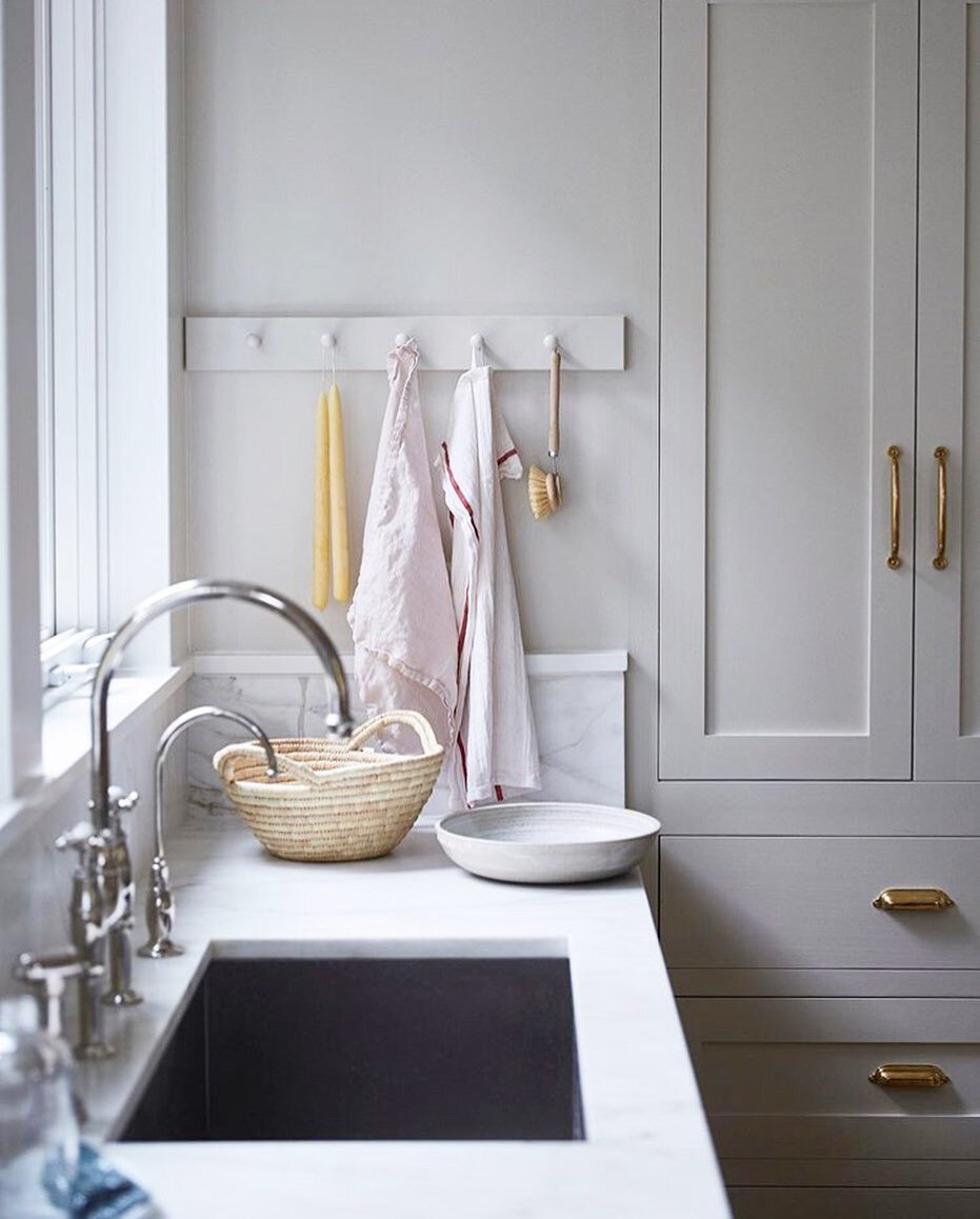 This serene kitchen is just the inspiration I needed for today. The colors, the natural light, the pared-down essentials that are as pretty as their backdrop... a good reminder that simplicity is always the goal for me in my home. photo: @katiehackwo