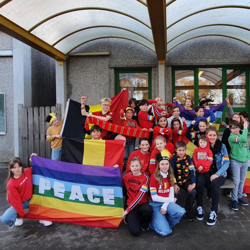 Supporteren voor Rode Duivels (grotendeels) mét regenboogarmband