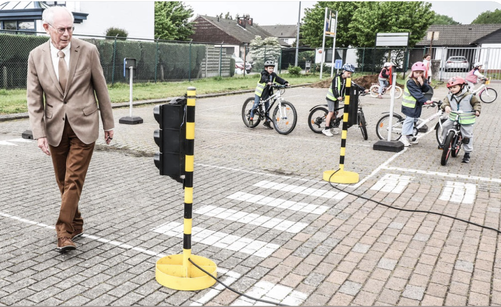 Herman Van Rompuy overhandigt cheque aan Basisschool De Brug in Sint-Job voor inclusief verkeersproject