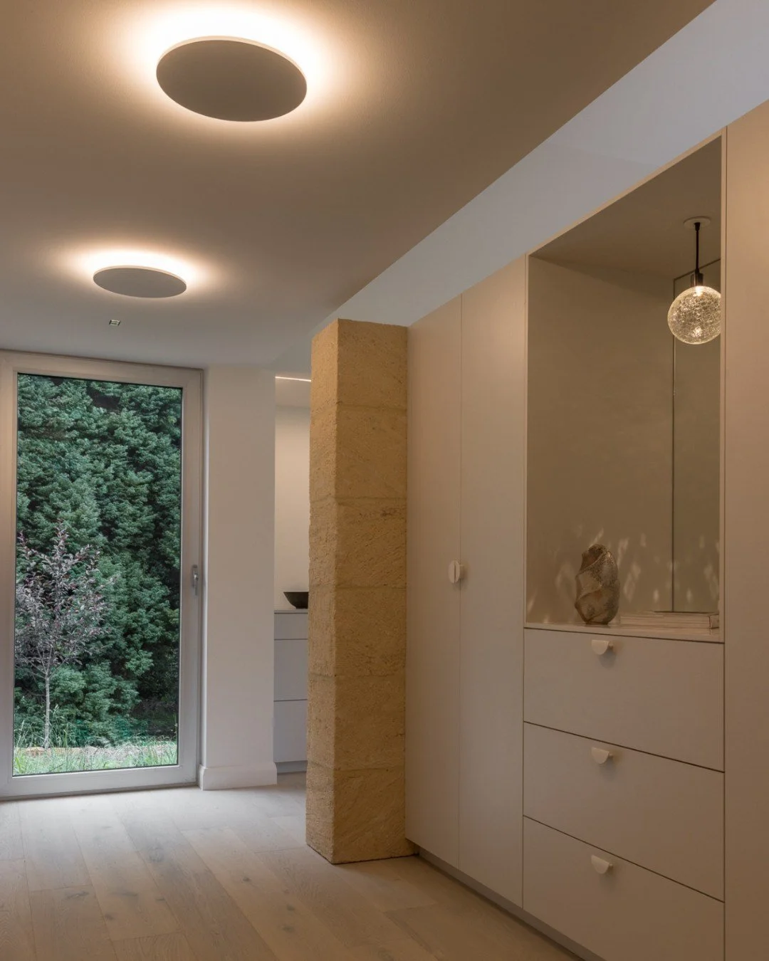 Lighting Heights &amp; Volumes

Lesson 2: Concrete Ceilings

Concrete ceilings demand restraint, precision and technical fluency. Limited recessing opportunities, fixing methods and thermal considerations quickly narrow options.

The challenge lies i
