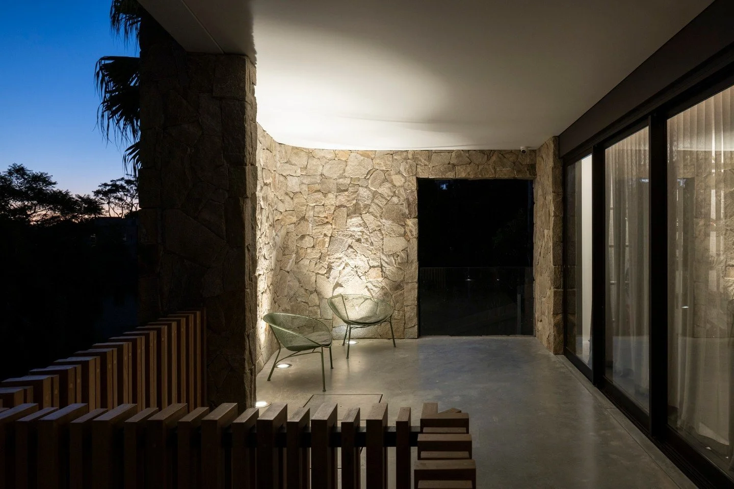 Lighting Multi Res

Lesson 1 - Design Hacks for Apartments

Apartments demand more from lighting than most spaces.

Within a compact footprint, lighting must deliver function, atmosphere, and architectural presence - often simultaneously.

A few simp