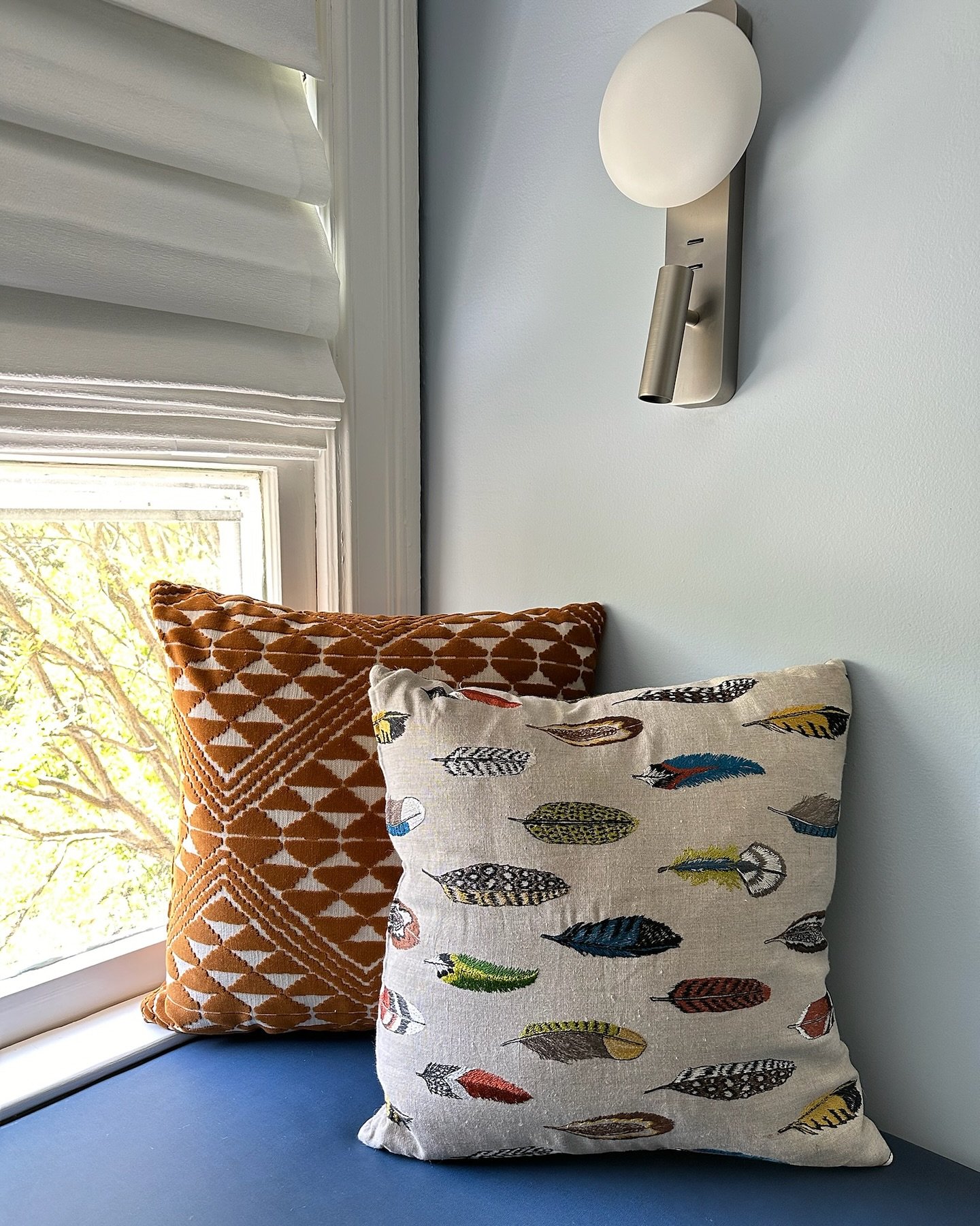 A perfect reading nook for the weekend! Wall sconce reading light from @astrolighting and pillows make by @pillow.punk with @pollack fabrics.

#interiordesign #tobedesigned #tobedesigngroup