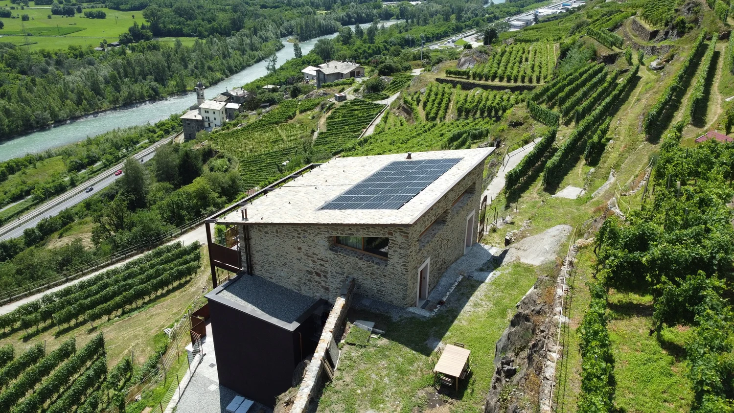 La facciata nord-est dell'agriresort Ca' Barroni incastonata nel pendio