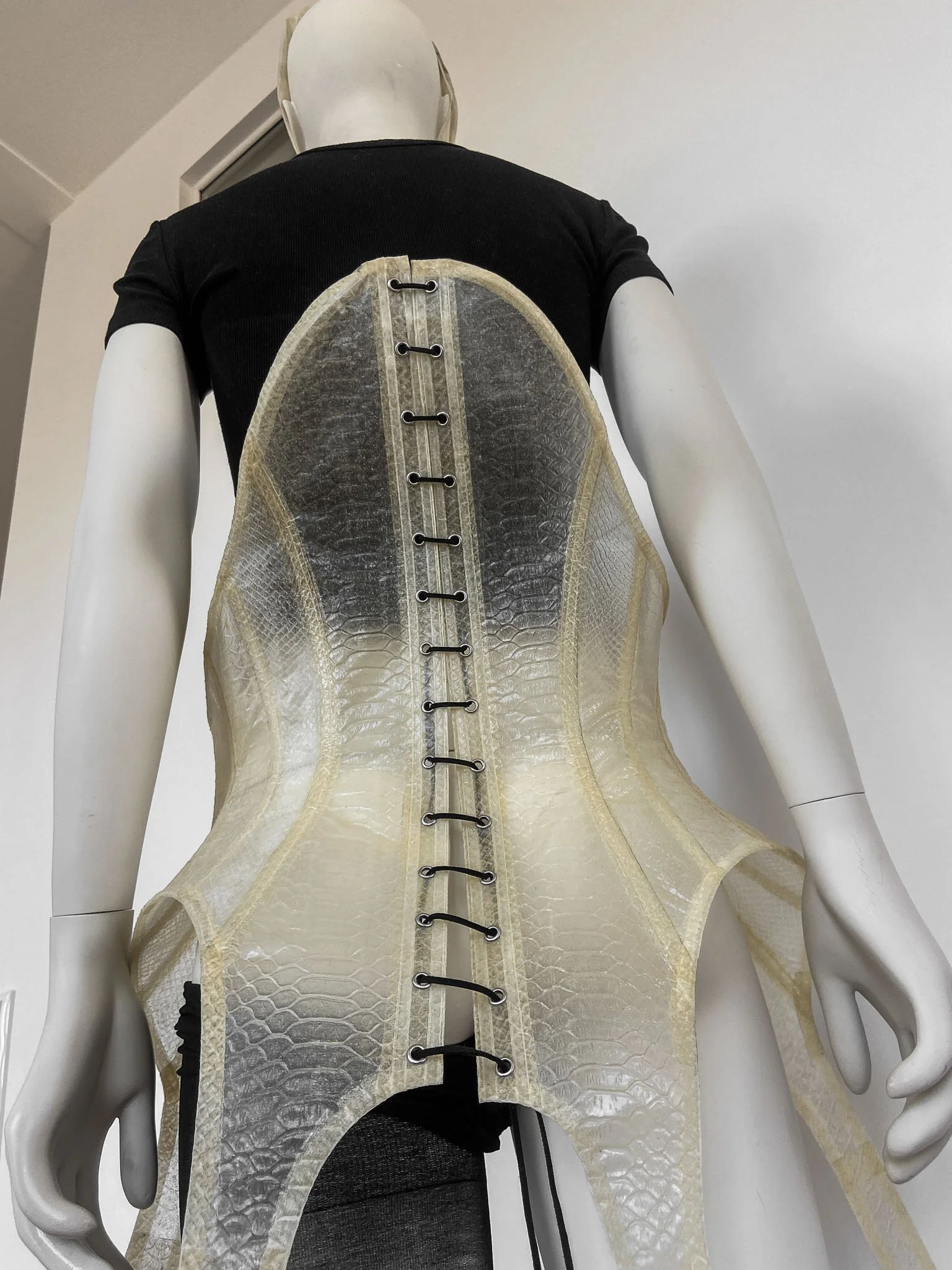 sculptural-snakeskin-latex-corset-liquid-latex-janine-grosche