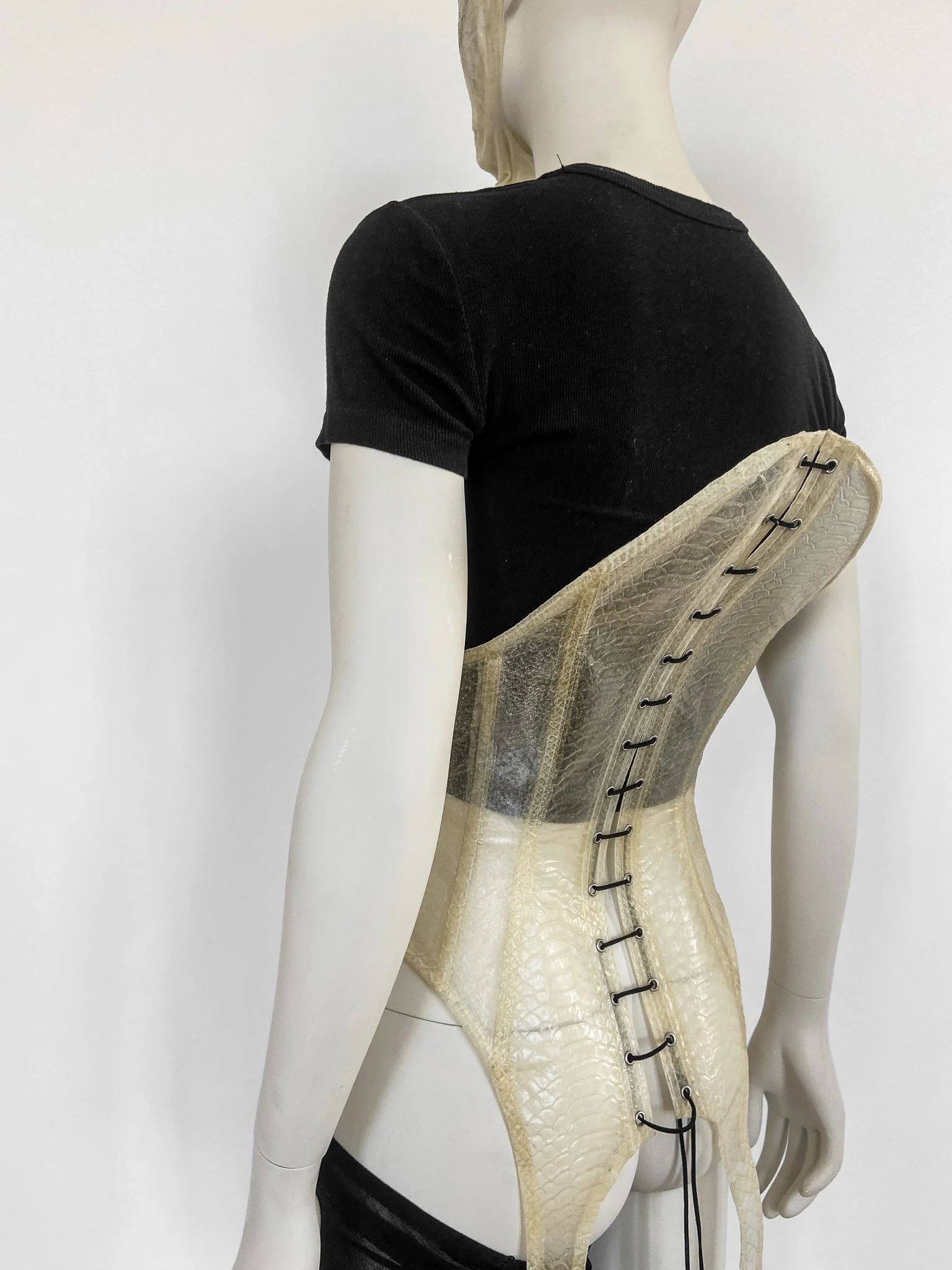 sculptural-snakeskin-latex-corset-liquid-latex-janine-grosche